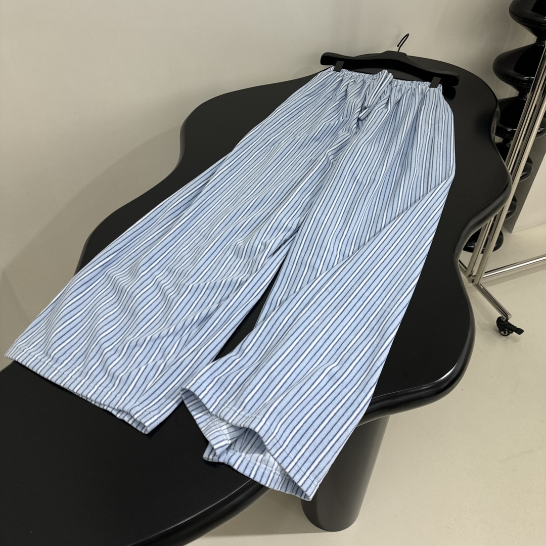 𝐵𝑎𝑙𝑒𝑛𝑐𝑖𝑎𝑔*新品条纹拉绒直筒休闲裤
定制色织条纹拉绒面料
松紧腰头（配抽绳）
主打基本款服饰单品