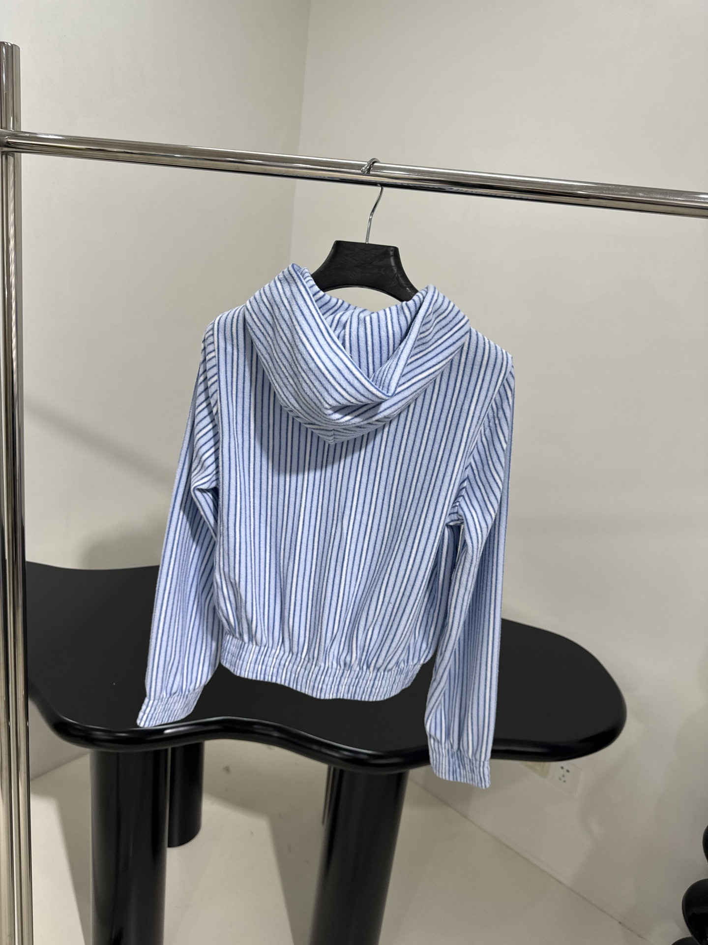 Tweedy Female Suit with Striped Lavender and Zipper Hood: Gender-Neutral Fashion Trend. - 图片 4
