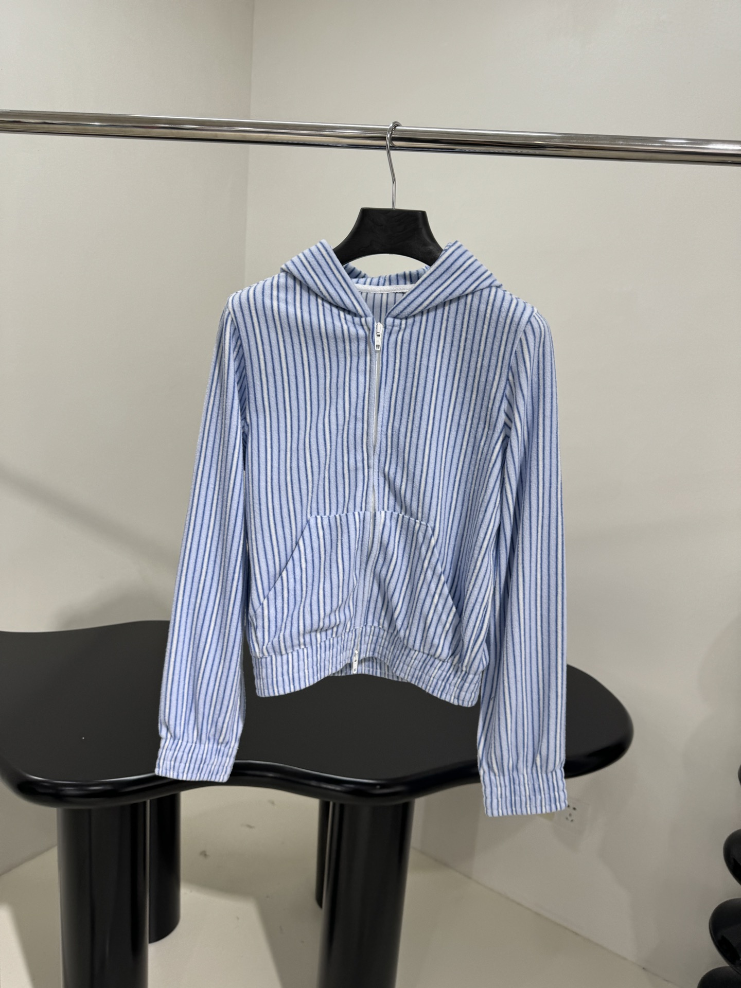 Tweedy Female Suit with Striped Lavender and Zipper Hood: Gender-Neutral Fashion Trend. - 图片 2