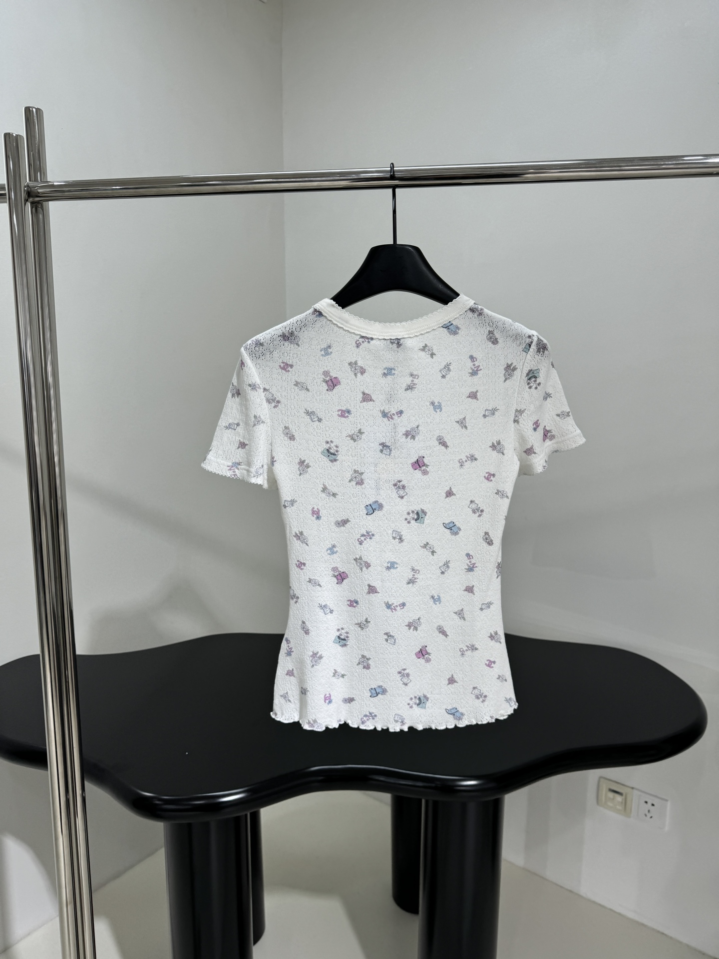 小香新品coco neige滑雪系列真丝羊毛短袖打底衫
柔软真丝羊毛针织面料
全身定位小香标识印花
弹力