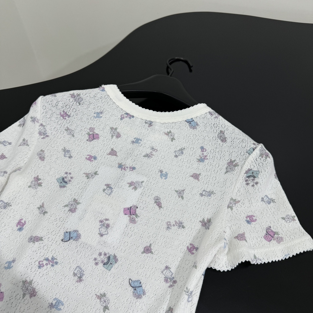 小香新品coco neige滑雪系列真丝羊毛短袖打底衫
柔软真丝羊毛针织面料
全身定位小香标识印花
弹力