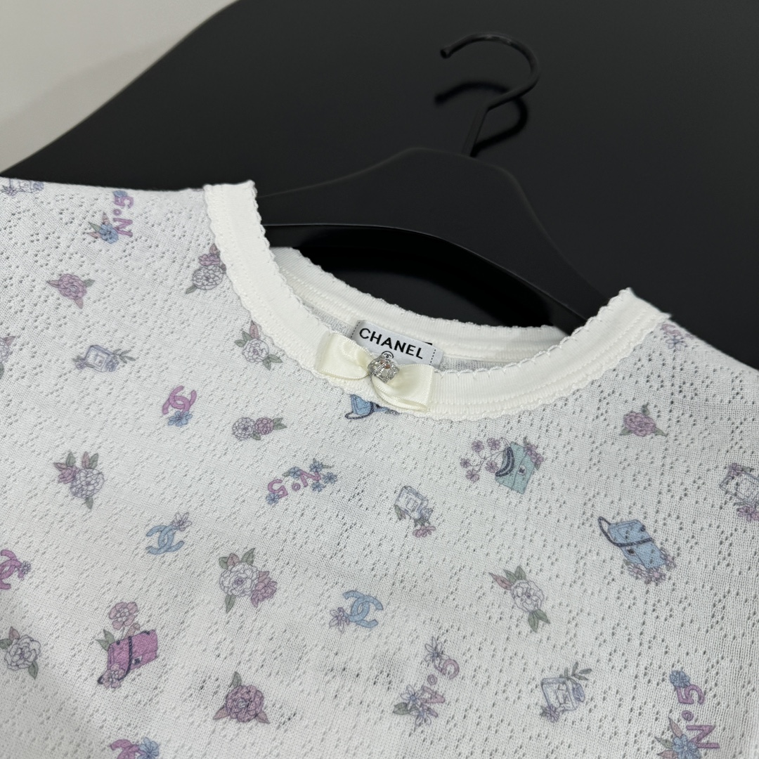 小香新品coco neige滑雪系列真丝羊毛短袖打底衫
柔软真丝羊毛针织面料
全身定位小香标识印花
弹力