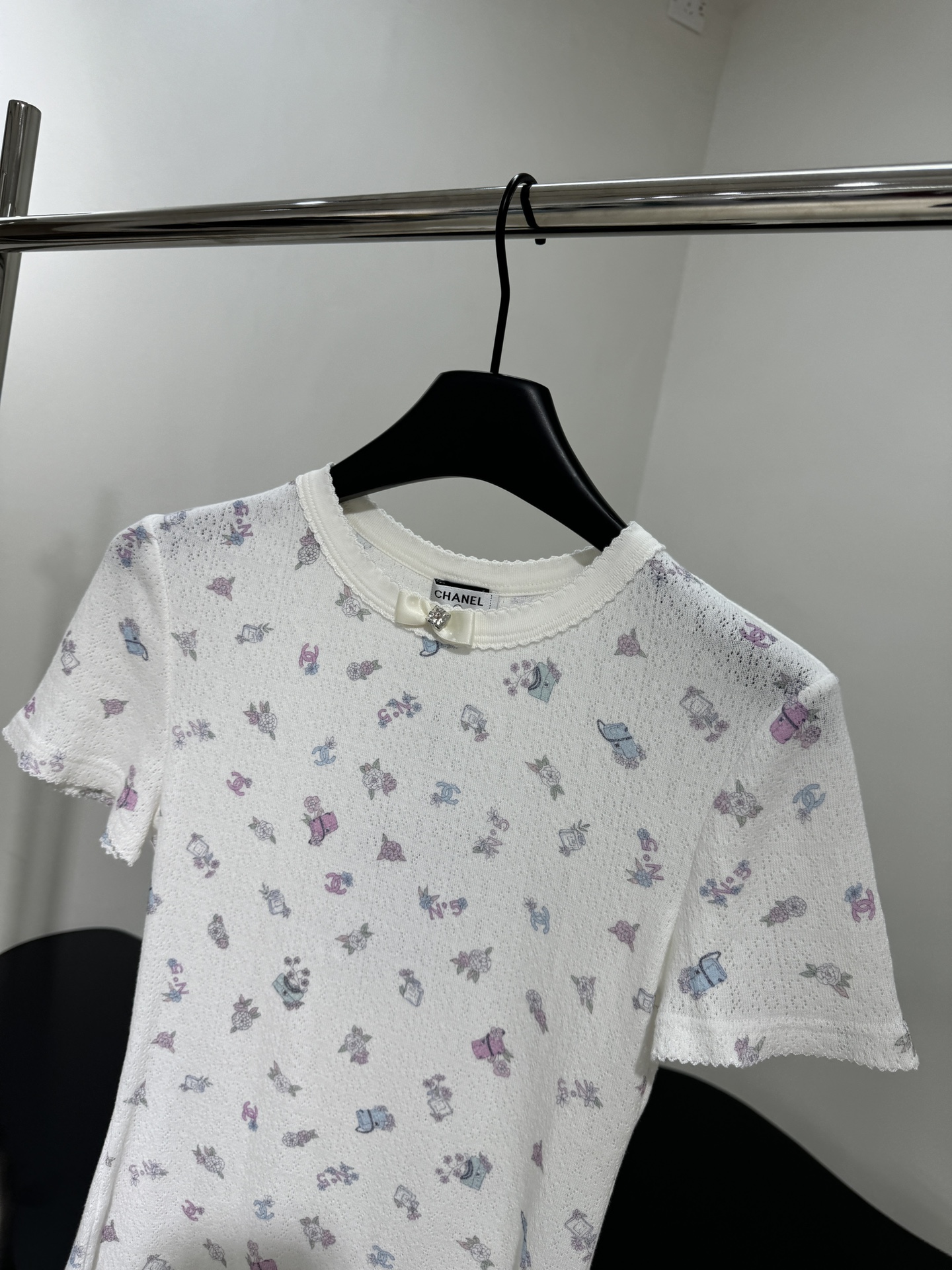 小香新品coco neige滑雪系列真丝羊毛短袖打底衫
柔软真丝羊毛针织面料
全身定位小香标识印花
弹力