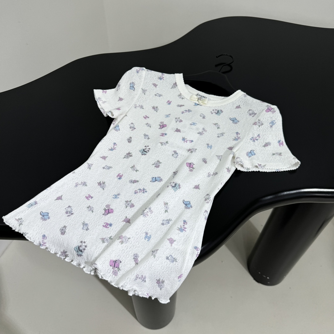 小香新品coco neige滑雪系列真丝羊毛短袖打底衫
柔软真丝羊毛针织面料
全身定位小香标识印花
弹力