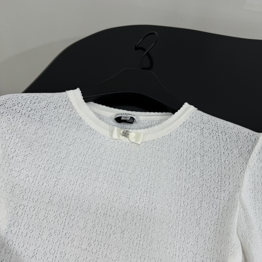 小香新品coco neige滑雪系列真丝羊毛打底衫
柔软真丝羊毛针织面料
紧身版型修饰身材
高级针织镂空