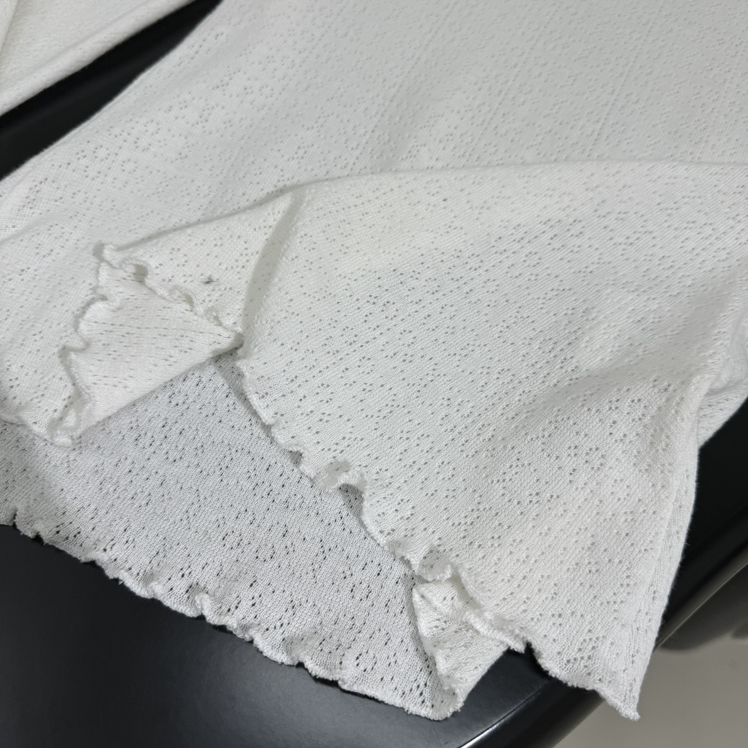 小香新品coco neige滑雪系列真丝羊毛打底衫
柔软真丝羊毛针织面料
紧身版型修饰身材
高级针织镂空