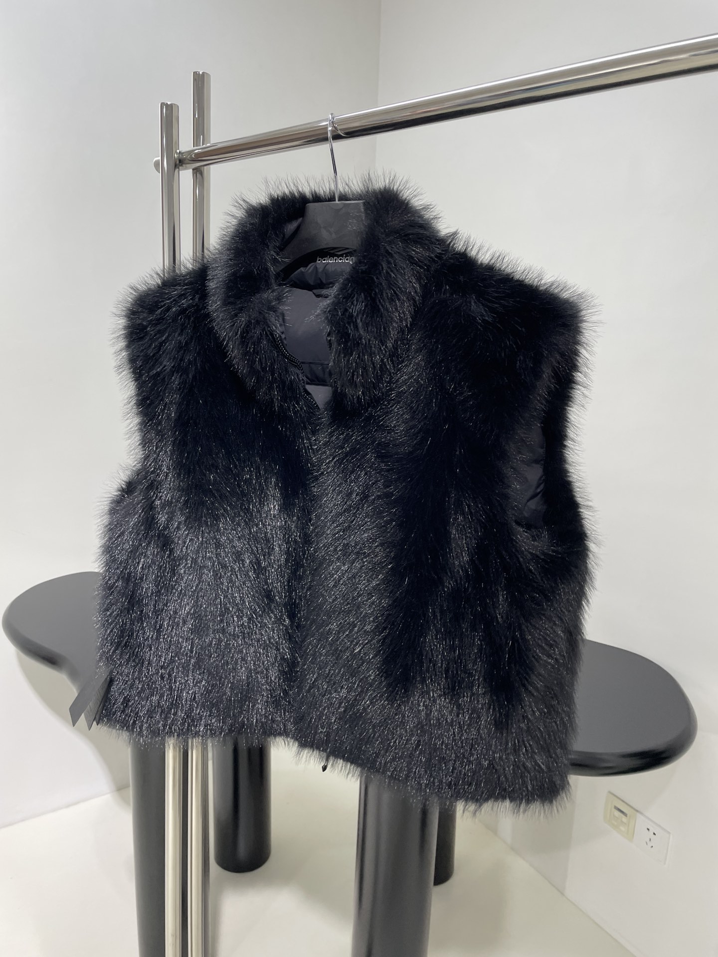 Customized 3B Sports Icon Ski Puffer Jacket with Green Fur and Orbital Zipper - 图片 2