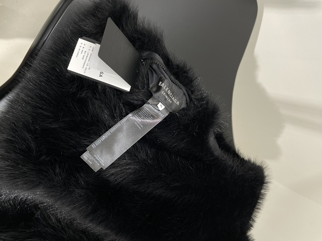 Customized 3B Sports Icon Ski Puffer Jacket with Green Fur and Orbital Zipper - 图片 7