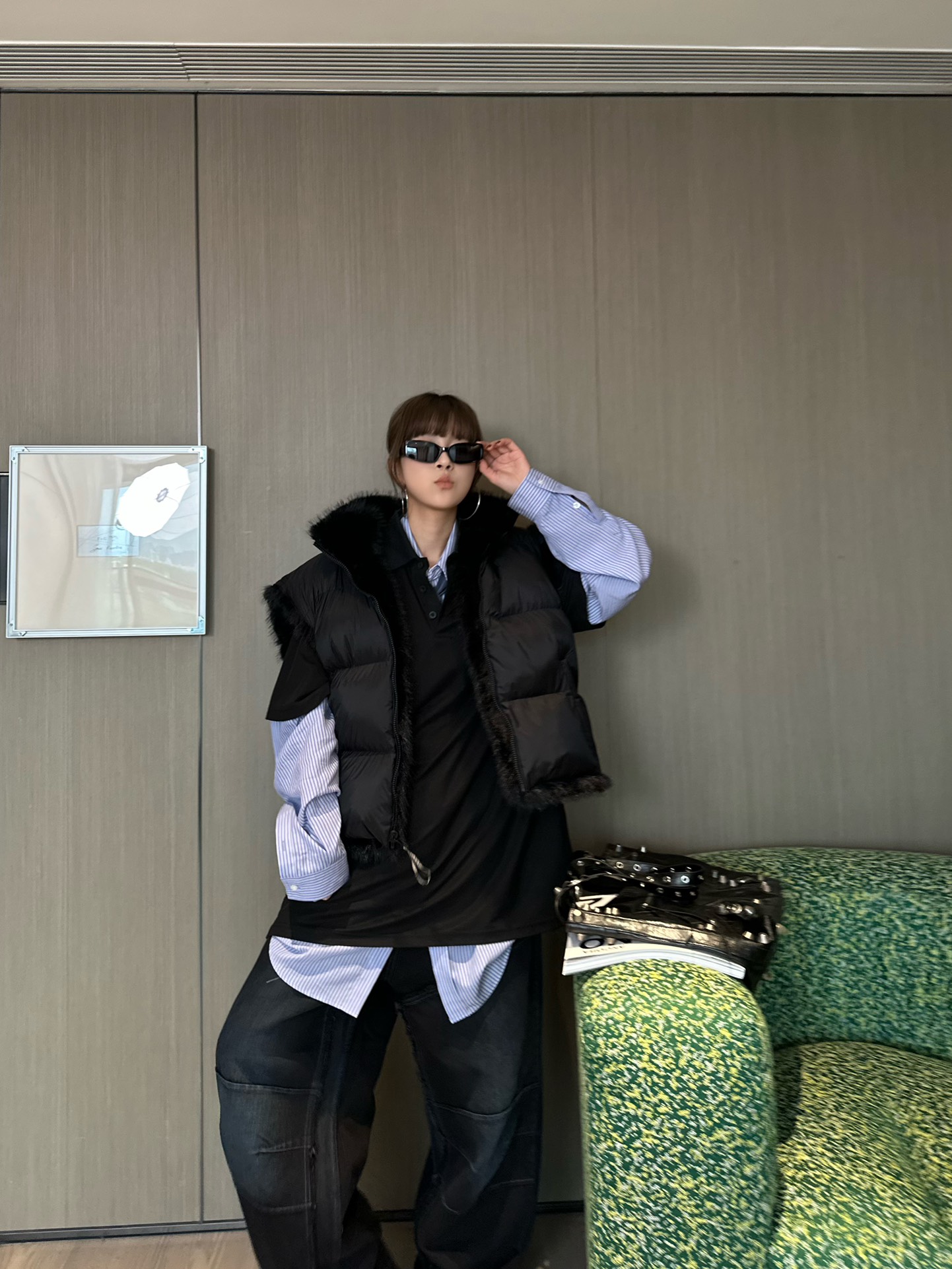 High-Quality Women’s Suit with Two-Faced Design and Custom Green Fur Accents - 图片 5