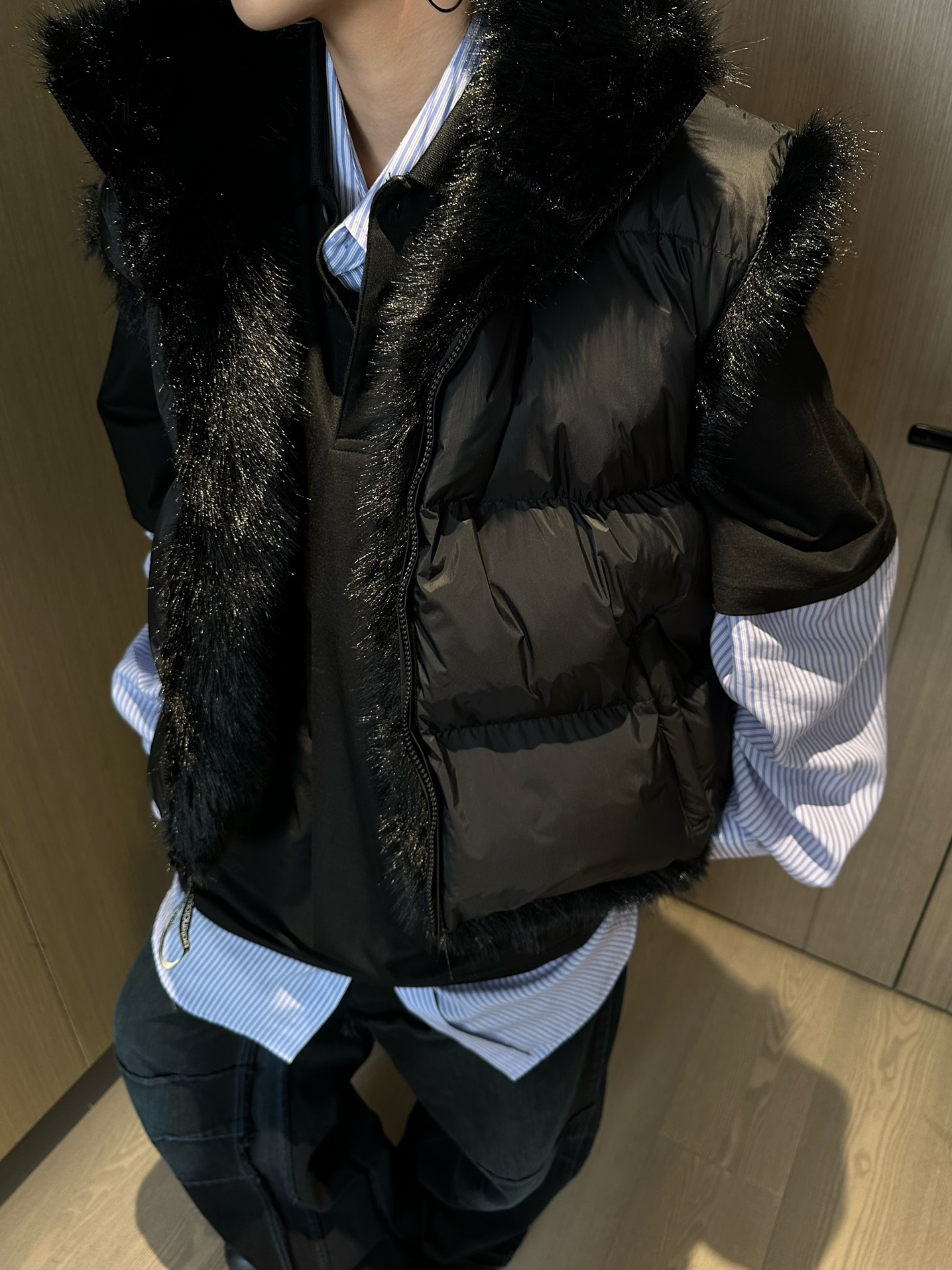 High-Quality Women’s Suit with Two-Faced Design and Custom Green Fur Accents - 图片 4