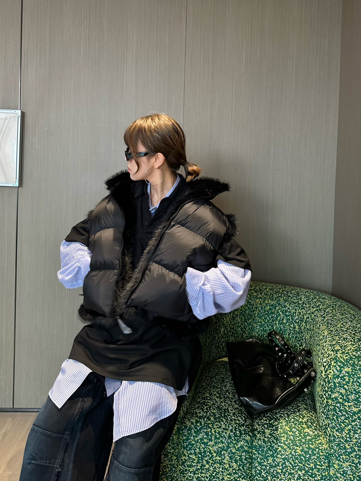 High-Quality Women’s Suit with Two-Faced Design and Custom Green Fur Accents - 图片 3