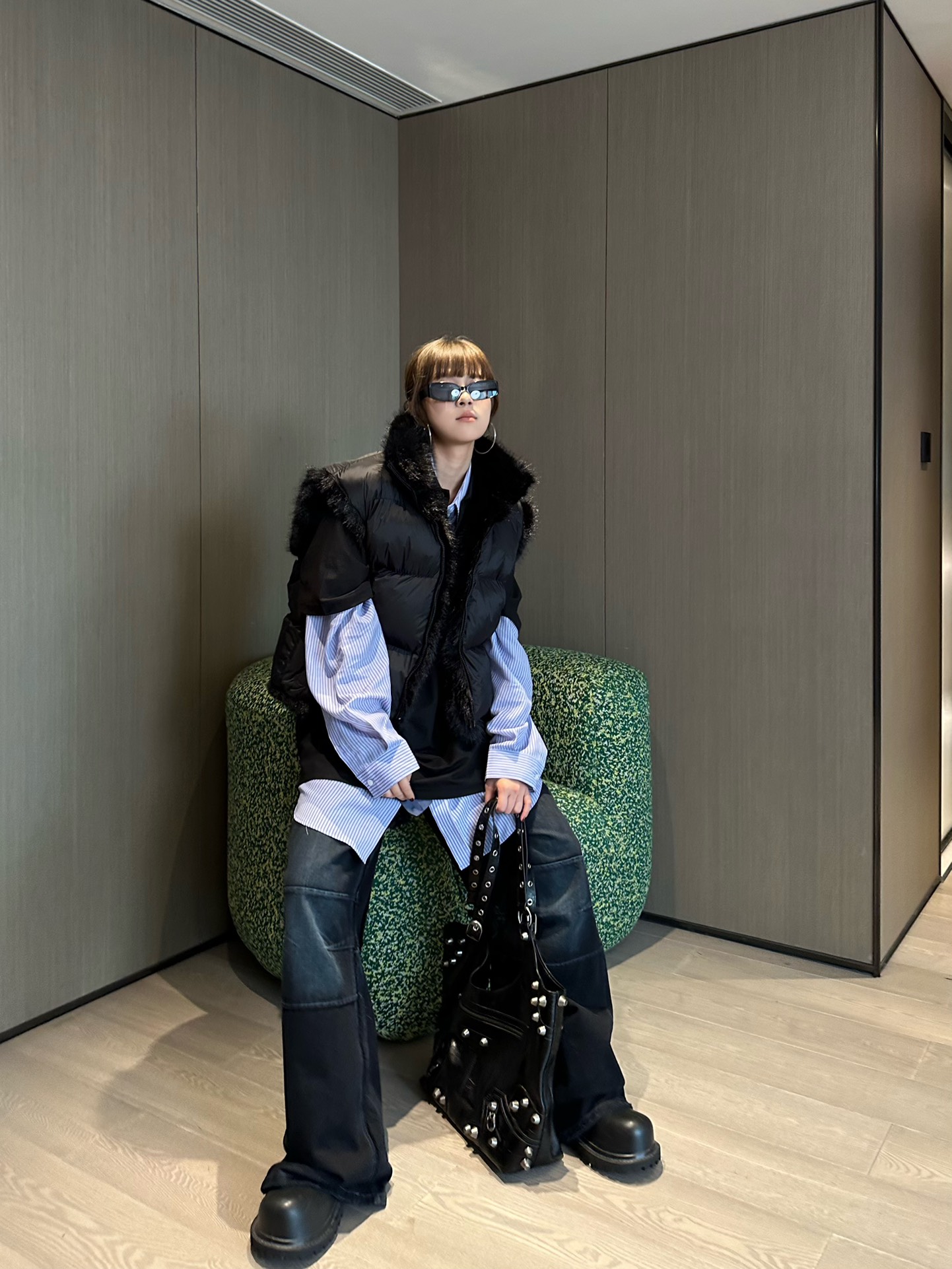 High-Quality Women’s Suit with Two-Faced Design and Custom Green Fur Accents - 图片 7