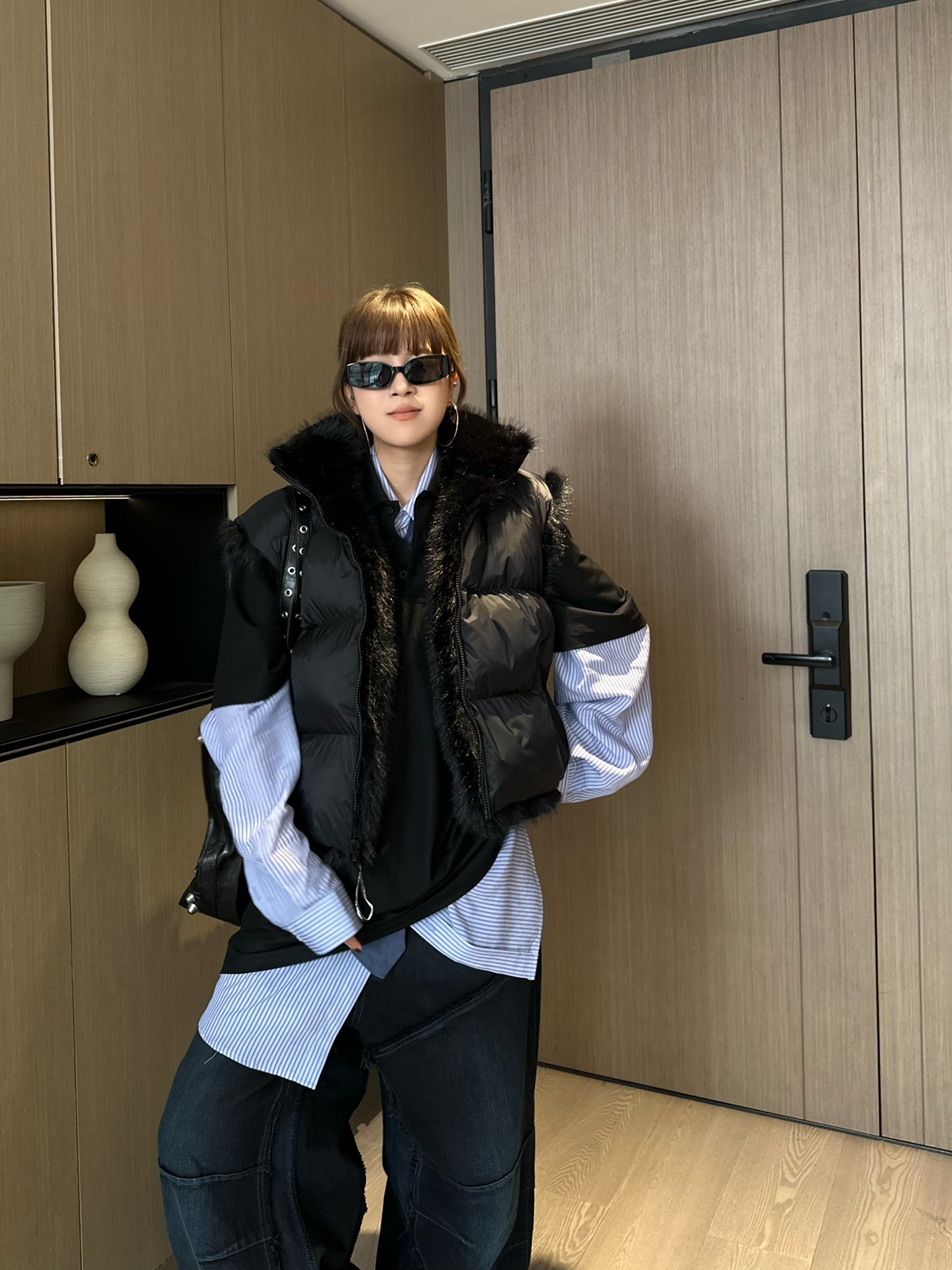 High-Quality Women’s Suit with Two-Faced Design and Custom Green Fur Accents - 图片 2