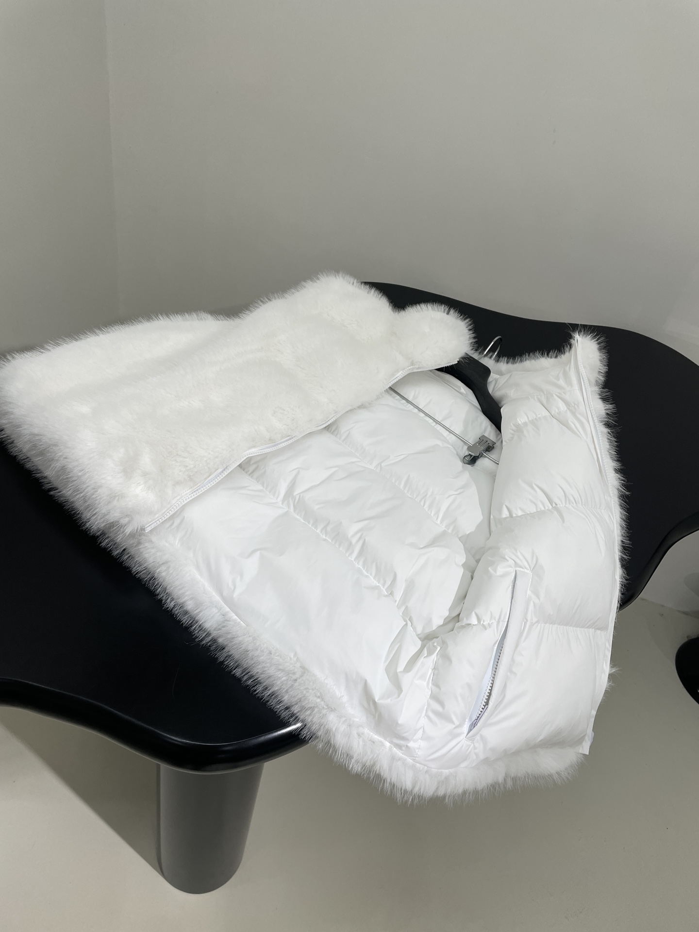 Customized 3B Sports Icon Ski Puffer Jacket with Green Fur and Orbital Zipper - 图片 5