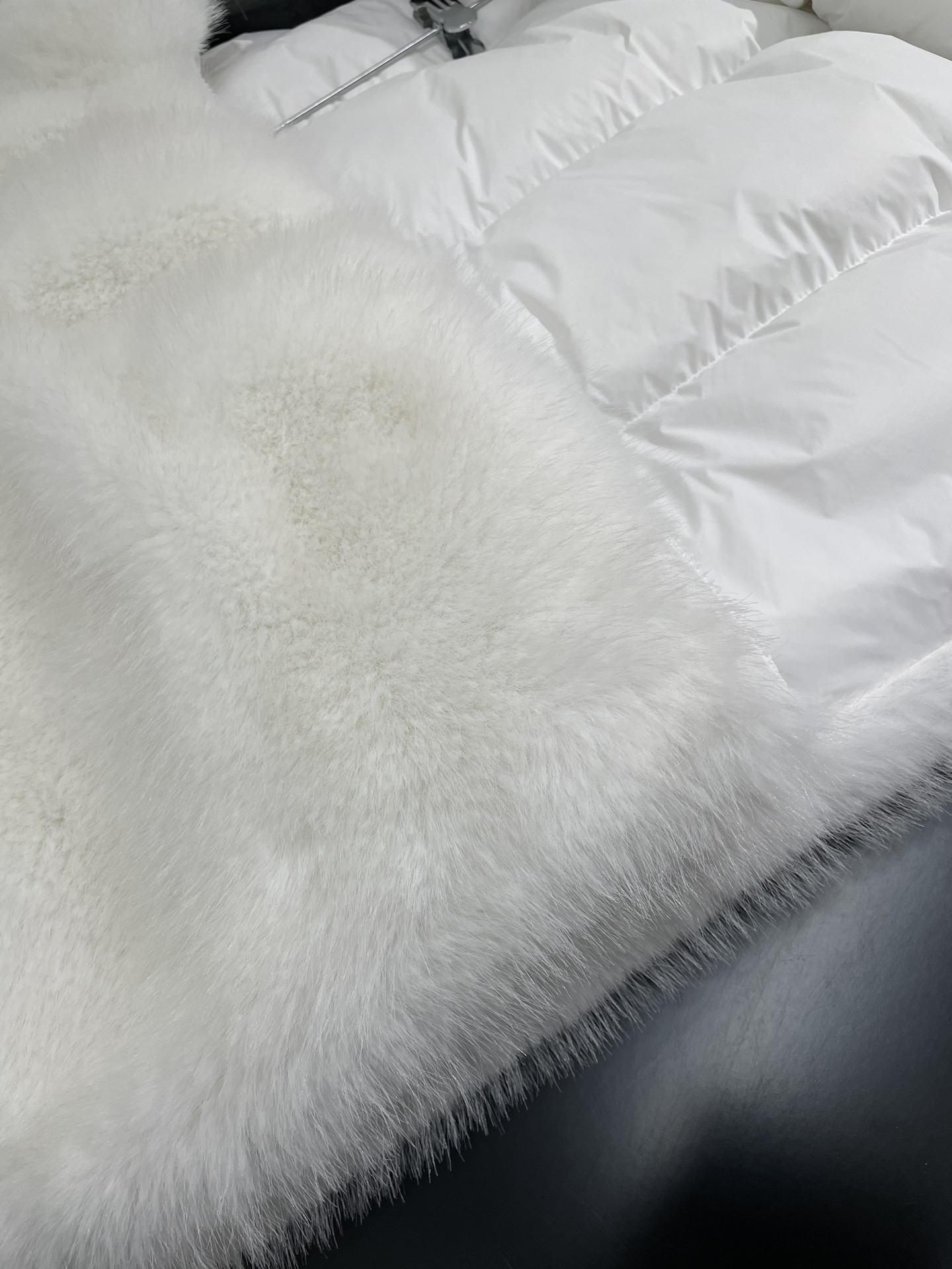 Customized 3B Sports Icon Ski Puffer Jacket with Green Fur and Orbital Zipper - 图片 9