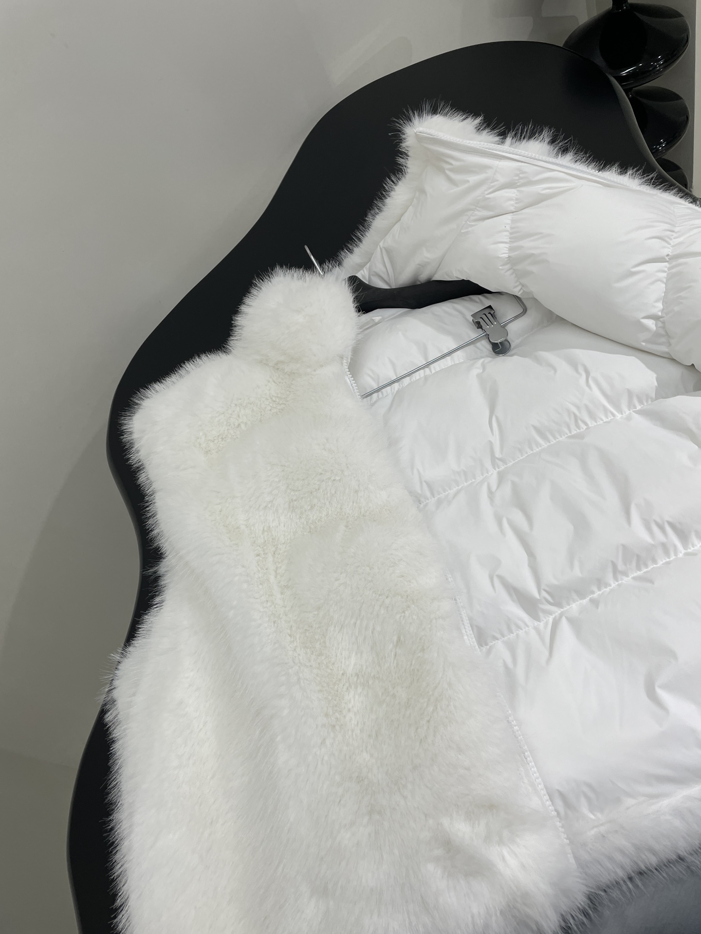 Customized 3B Sports Icon Ski Puffer Jacket with Green Fur and Orbital Zipper - 图片 7