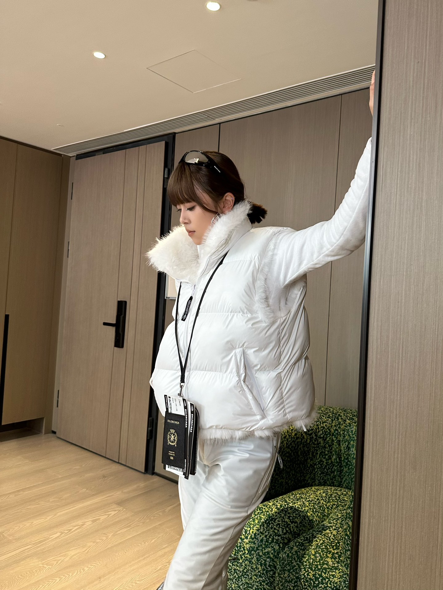 High-Quality Women’s Suit with Two-Faced Horse Armor and Fur Coat Detail - 图片 2