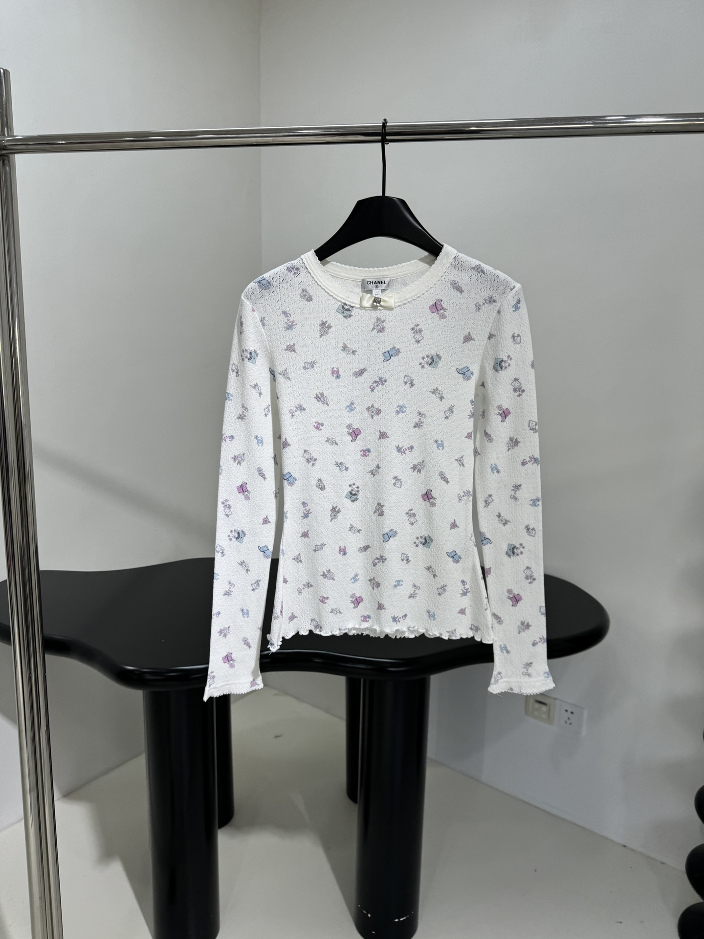 小香新品coco neige滑雪系列真丝羊毛长袖打底衫
柔软真丝羊毛针织面料
全身定位小香标识印花
弹力