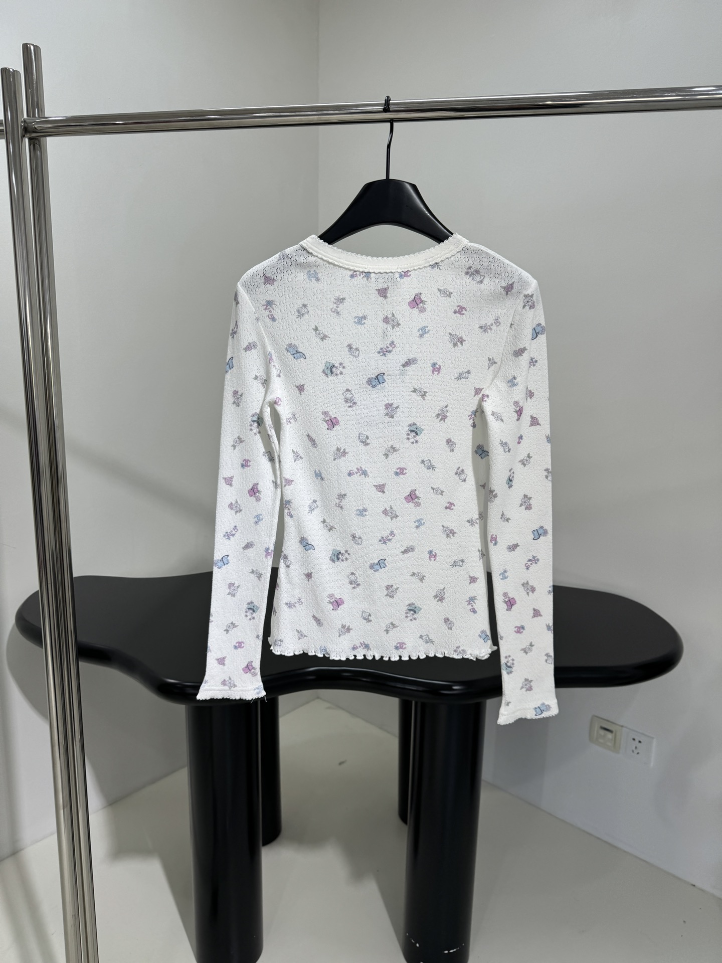 小香新品coco neige滑雪系列真丝羊毛长袖打底衫
柔软真丝羊毛针织面料
全身定位小香标识印花
弹力
