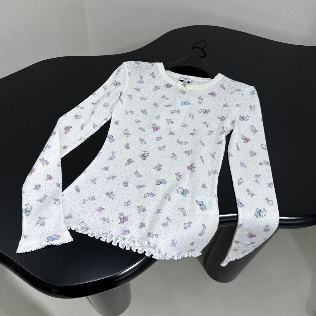 小香新品coco neige滑雪系列真丝羊毛长袖打底衫
柔软真丝羊毛针织面料
全身定位小香标识印花
弹力