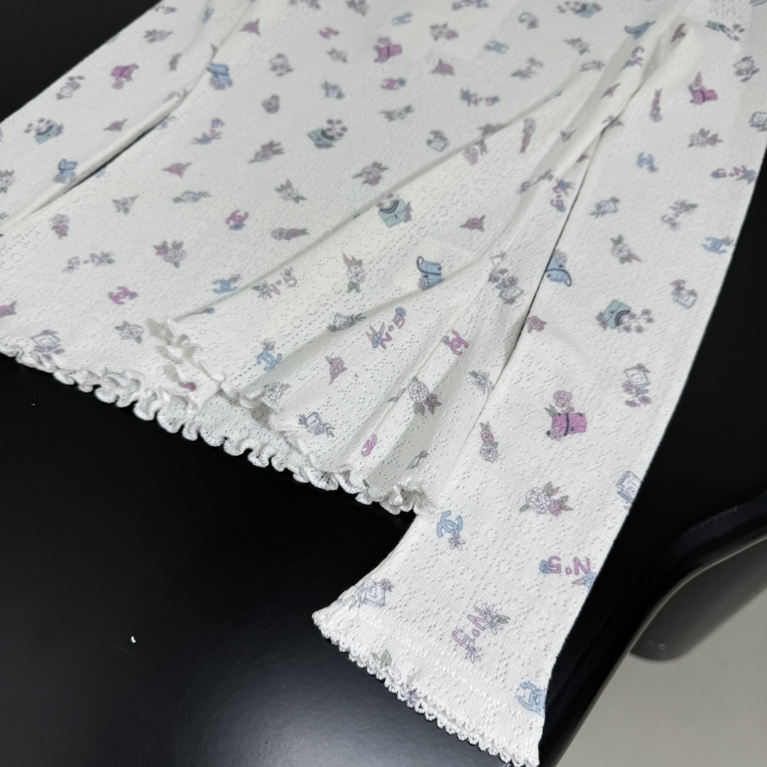 小香新品coco neige滑雪系列真丝羊毛长袖打底衫
柔软真丝羊毛针织面料
全身定位小香标识印花
弹力
