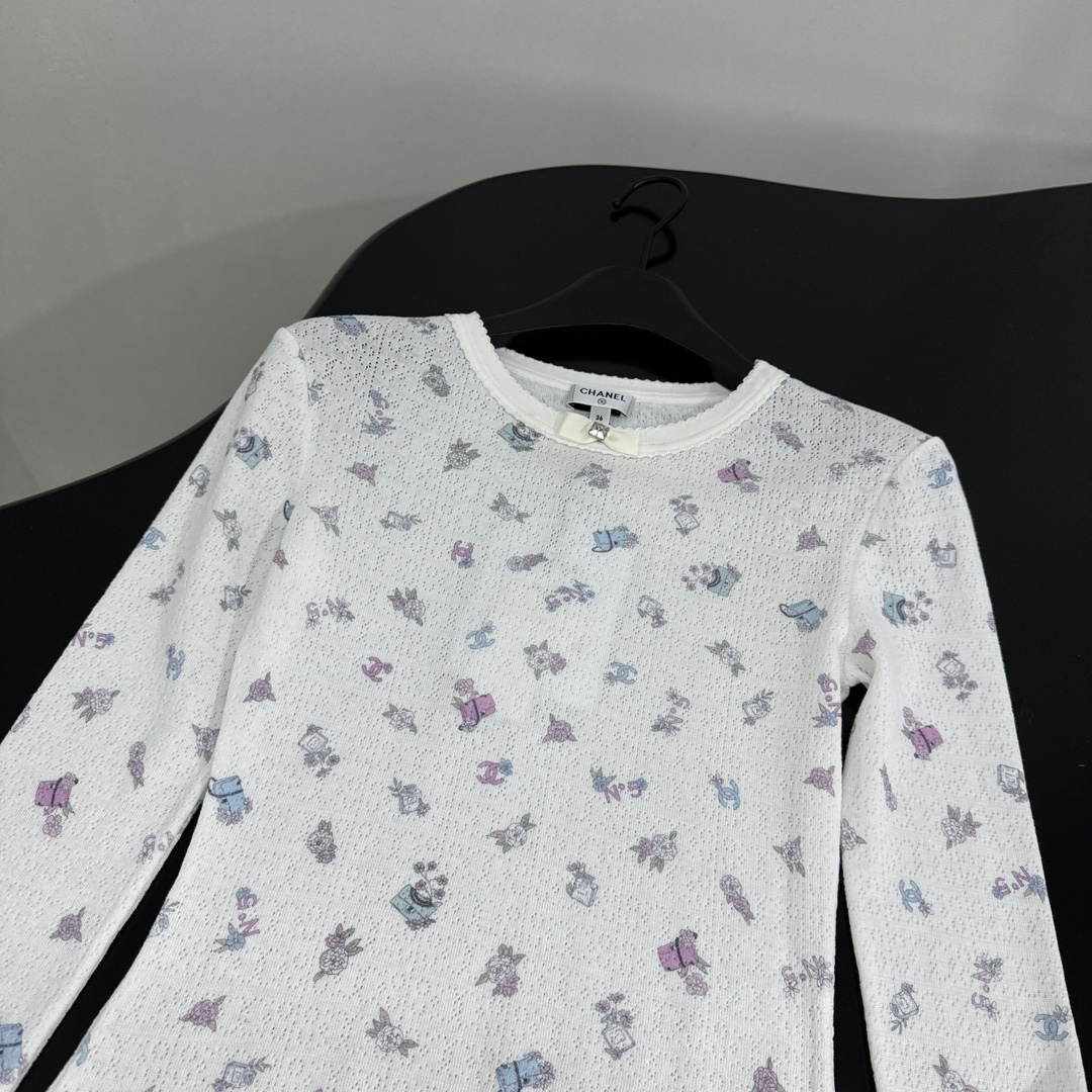 小香新品coco neige滑雪系列真丝羊毛长袖打底衫
柔软真丝羊毛针织面料
全身定位小香标识印花
弹力