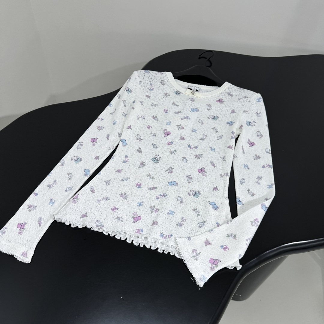 小香新品coco neige滑雪系列真丝羊毛长袖打底衫
柔软真丝羊毛针织面料
全身定位小香标识印花
弹力