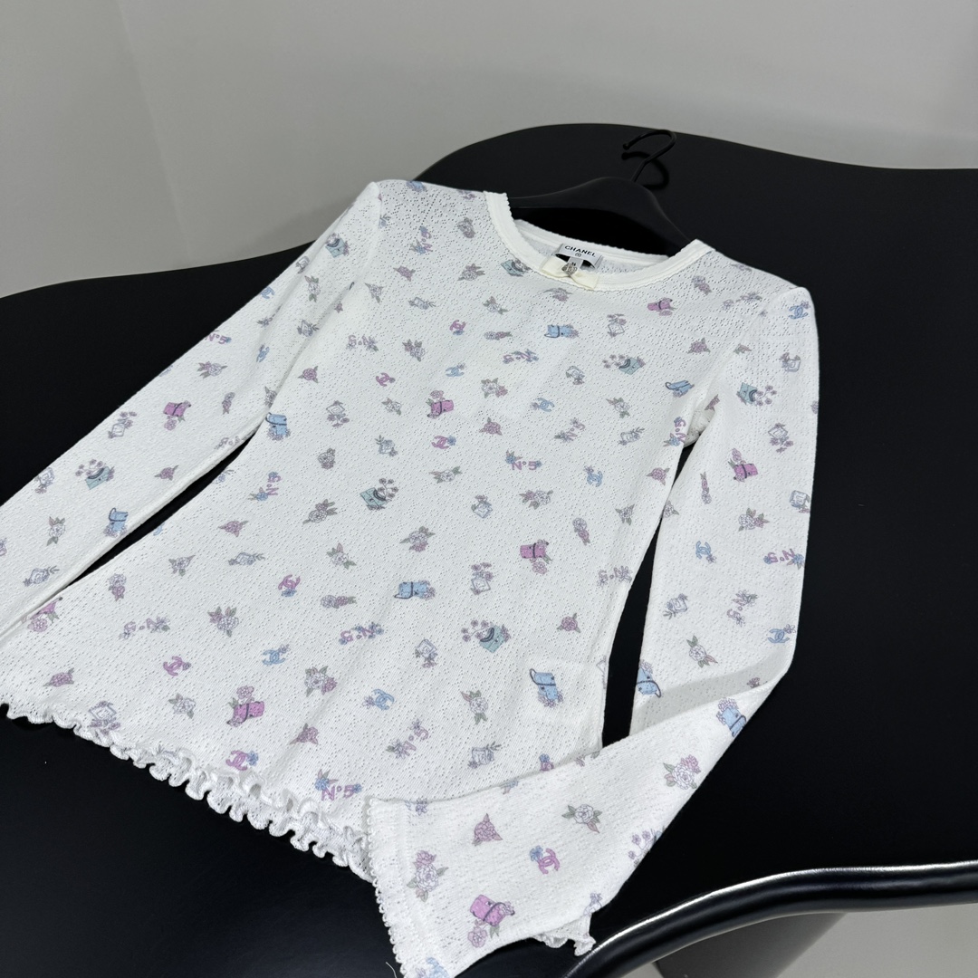 小香新品coco neige滑雪系列真丝羊毛长袖打底衫
柔软真丝羊毛针织面料
全身定位小香标识印花
弹力