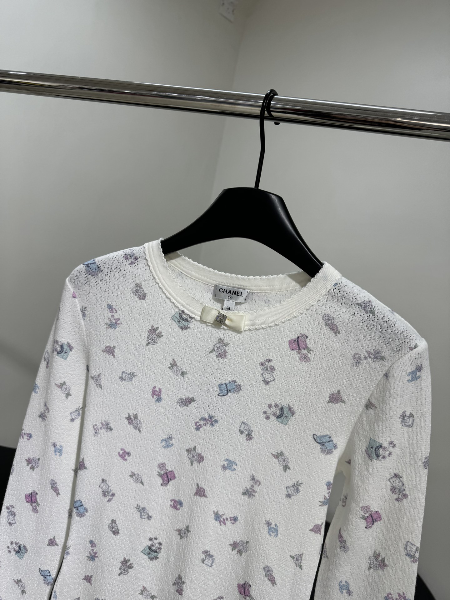 小香新品coco neige滑雪系列真丝羊毛长袖打底衫
柔软真丝羊毛针织面料
全身定位小香标识印花
弹力