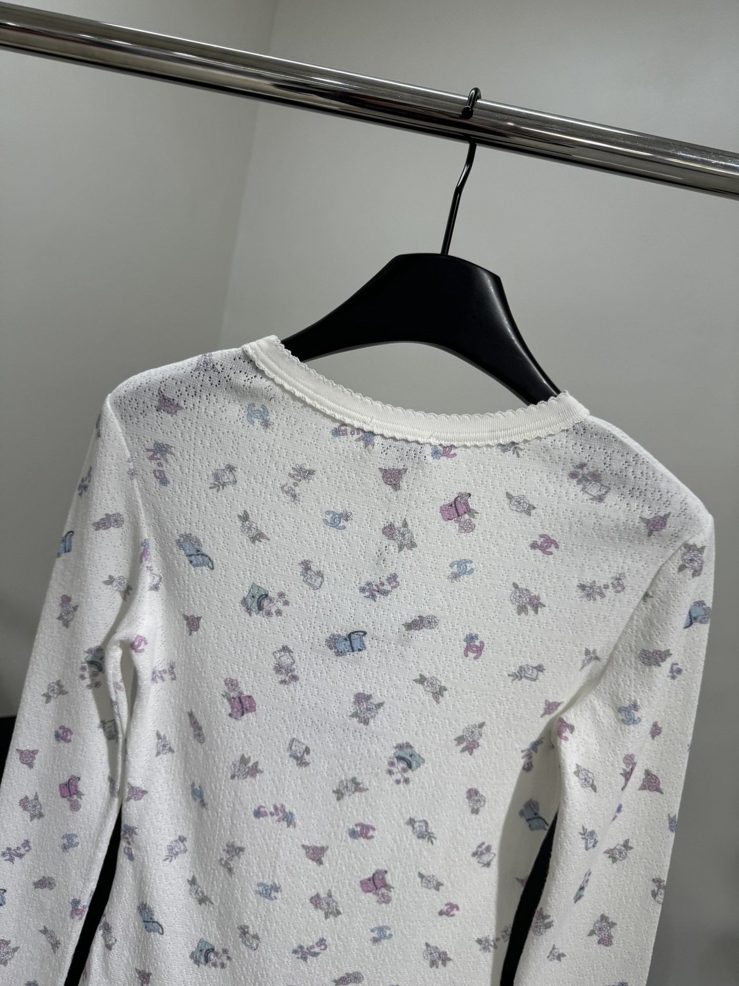 小香新品coco neige滑雪系列真丝羊毛长袖打底衫
柔软真丝羊毛针织面料
全身定位小香标识印花
弹力