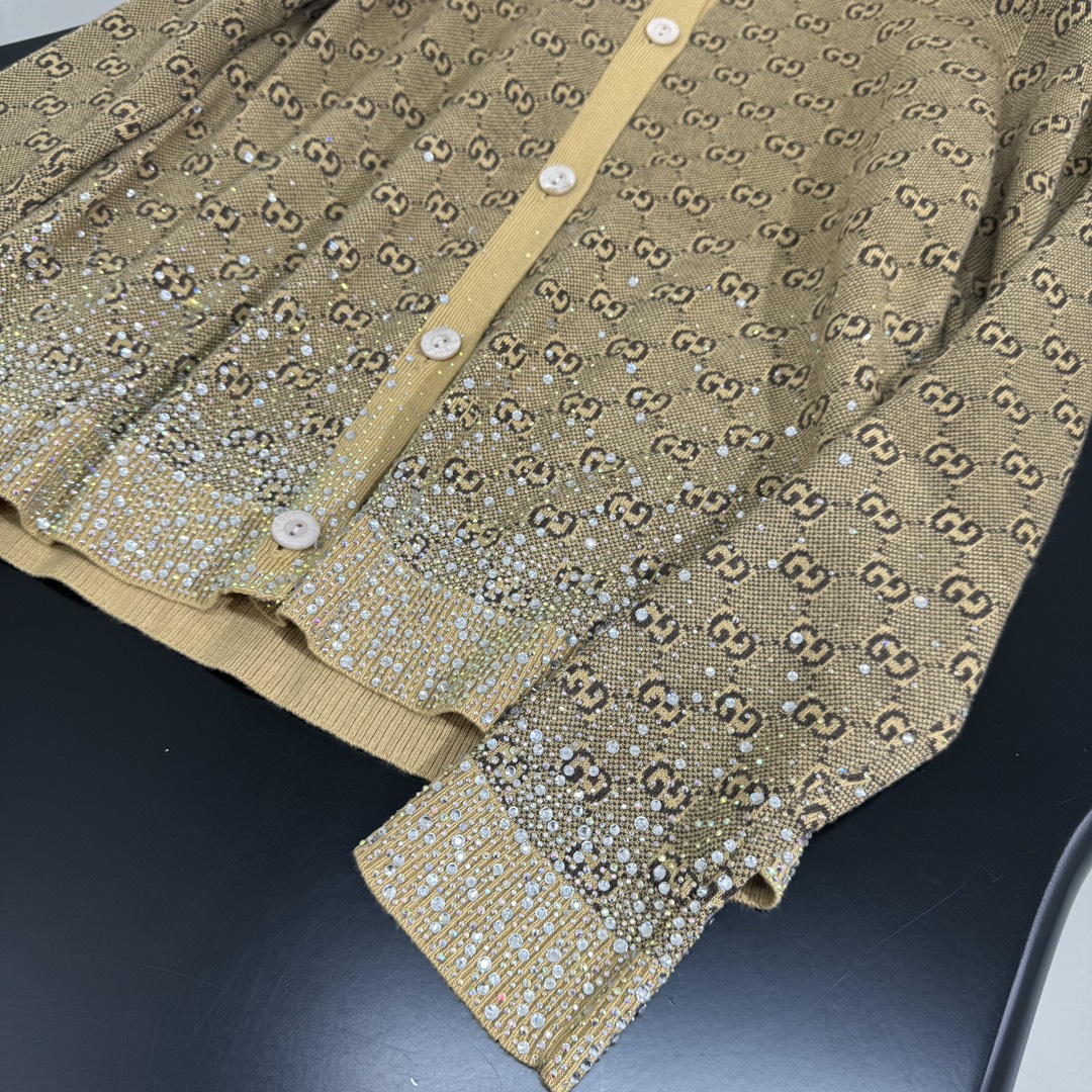 𝐺𝑢𝑐𝑐*新品烫钻羊毛GG提花开衫
精细羊毛GG提花面料打造
下摆和袖口处匠心缀饰渐变效果水晶贴花
全幅