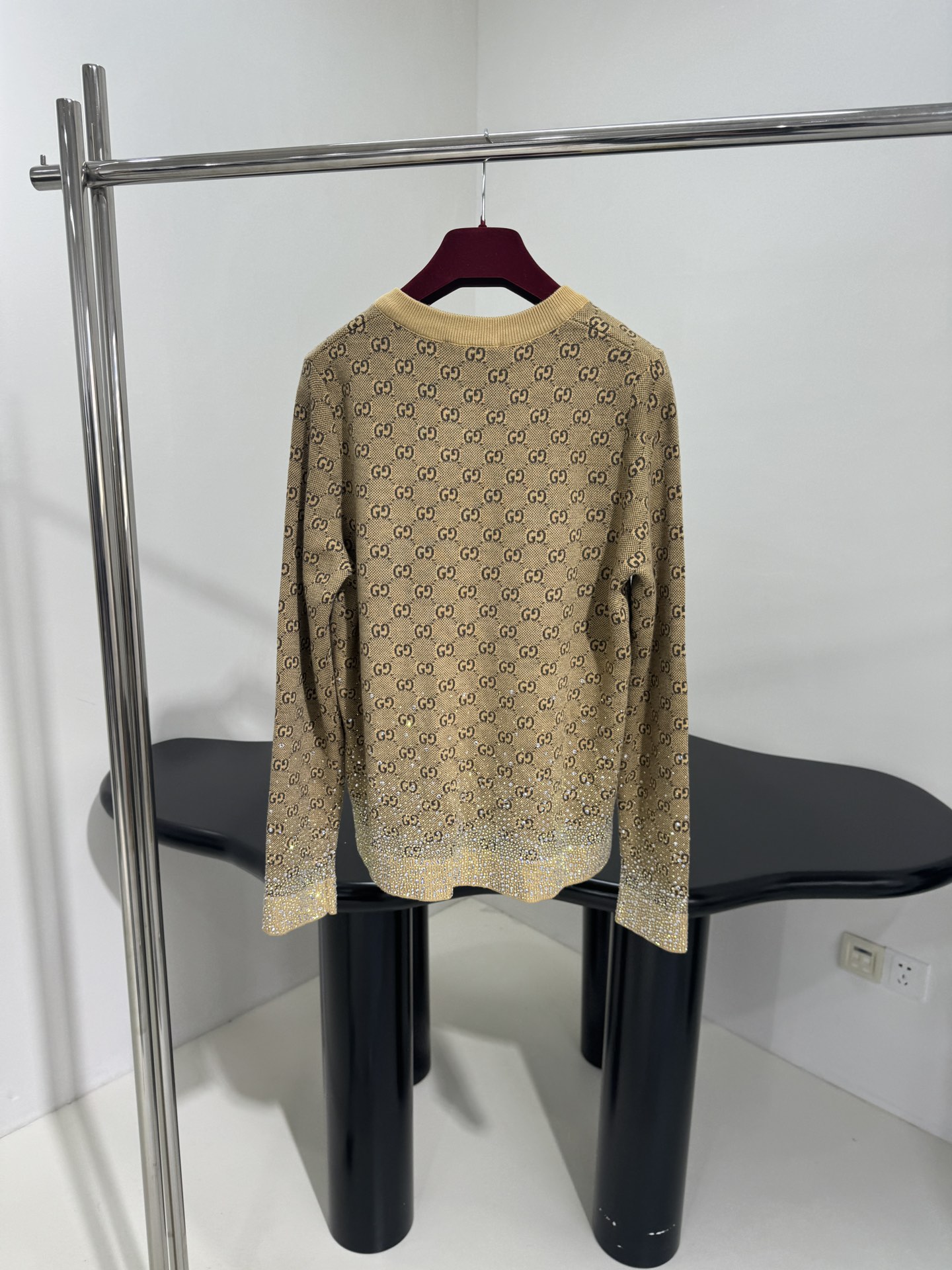 𝐺𝑢𝑐𝑐*新品烫钻羊毛GG提花开衫
精细羊毛GG提花面料打造
下摆和袖口处匠心缀饰渐变效果水晶贴花
全幅