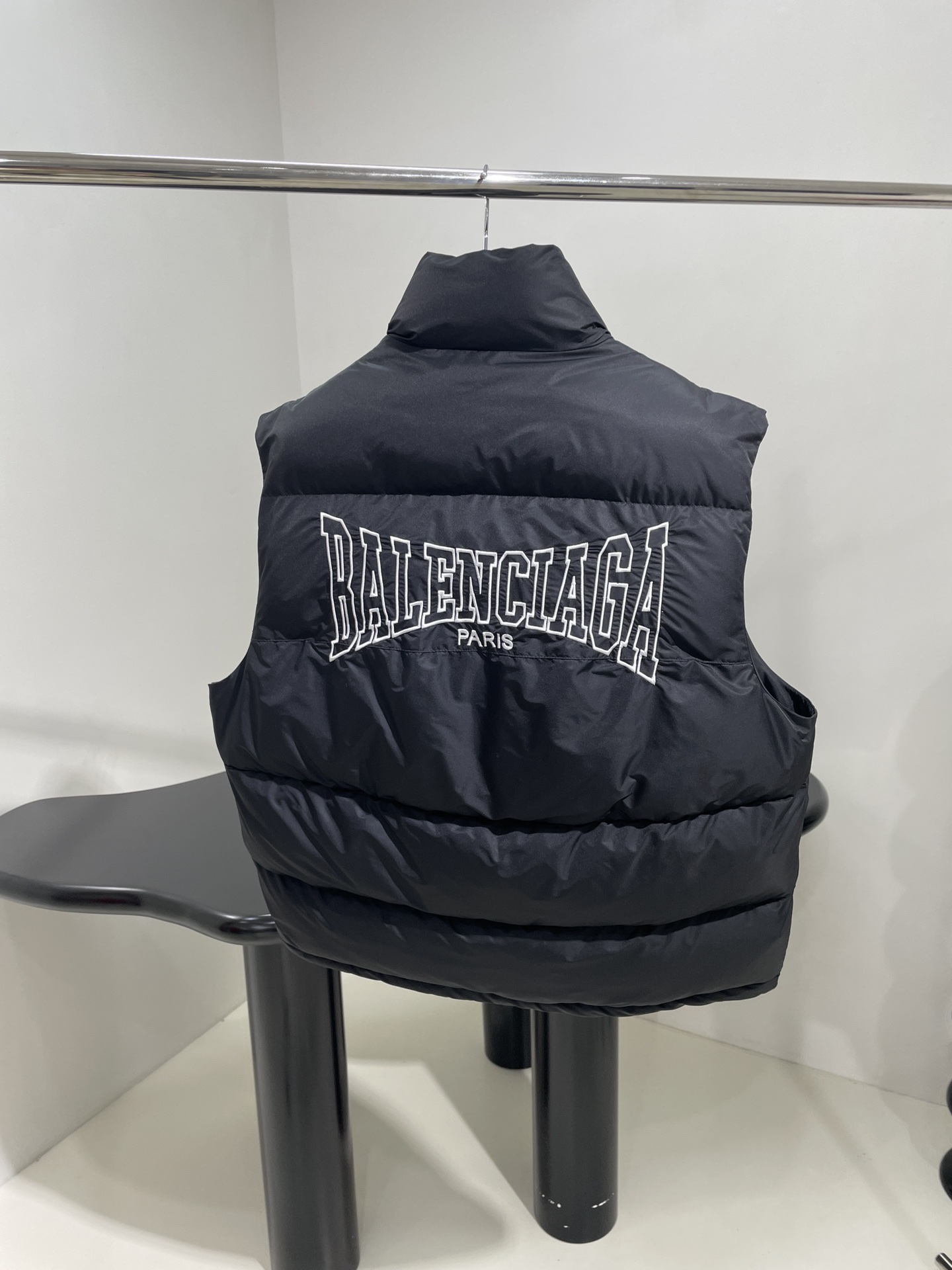 Balenciaga Retro-Black Cocoon Kick Puffer Suit with Gender-Neutral Design and Boxing Art Embroidery - 图片 3