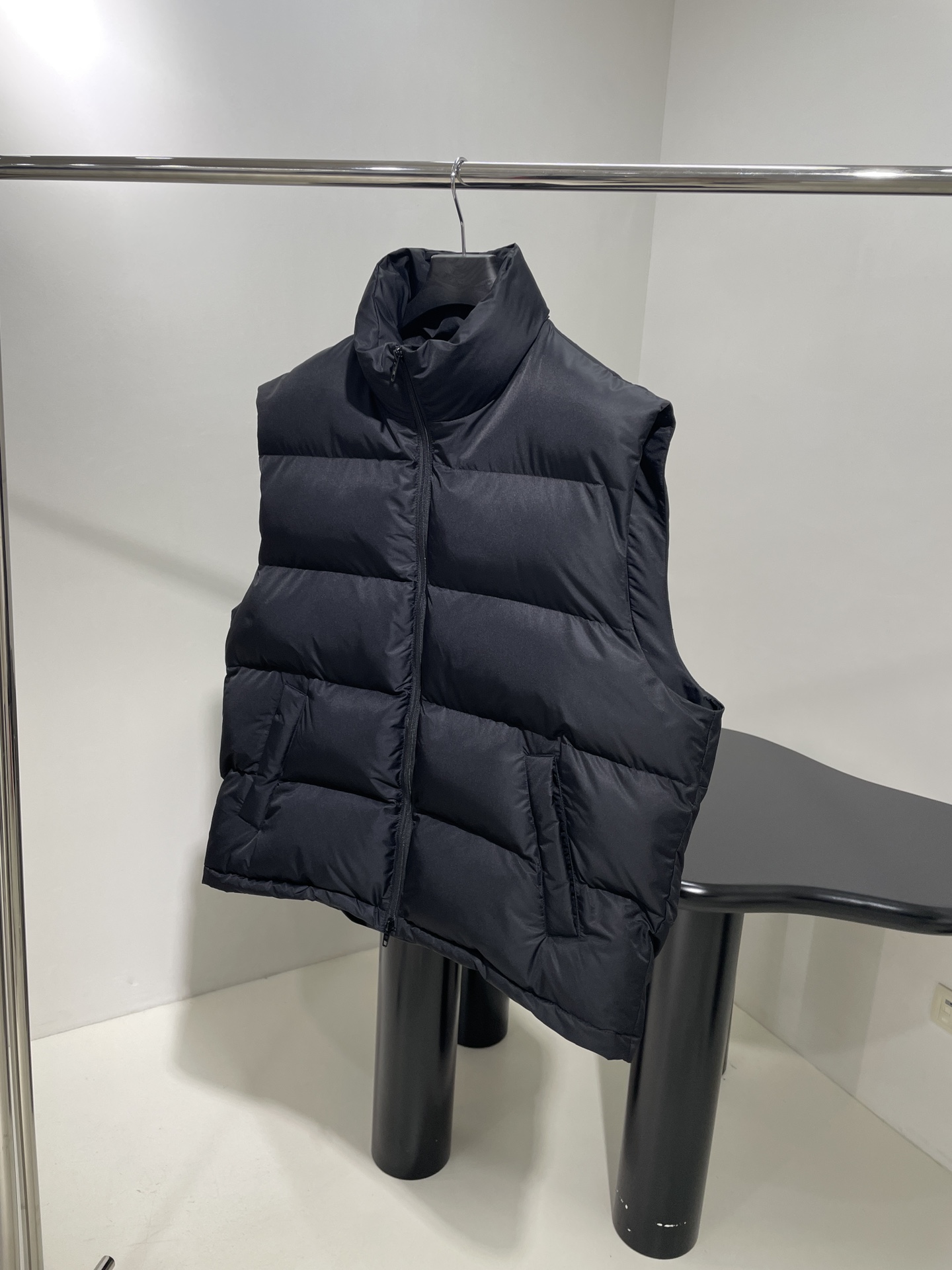 Balenciaga Retro-Black Cocoon Kick Puffer Suit with Gender-Neutral Design and Boxing Art Embroidery - 图片 2