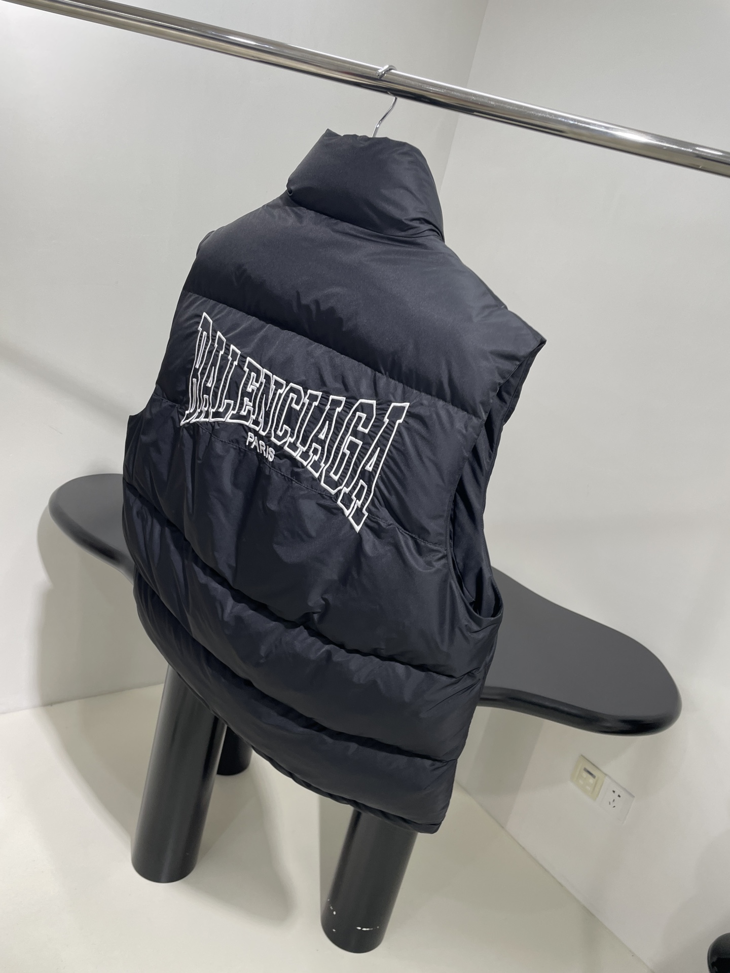 Balenciaga Retro-Black Cocoon Kick Puffer Suit with Gender-Neutral Design and Boxing Art Embroidery - 图片 4