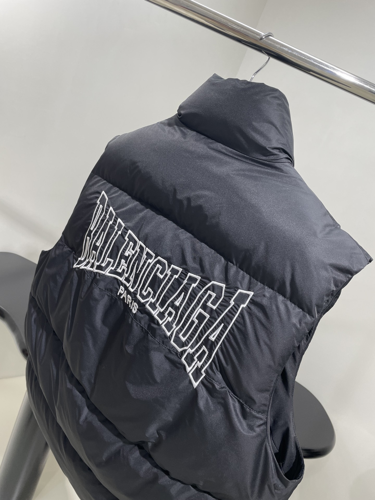 Balenciaga Retro-Black Cocoon Kick Puffer Suit with Gender-Neutral Design and Boxing Art Embroidery - 图片 5