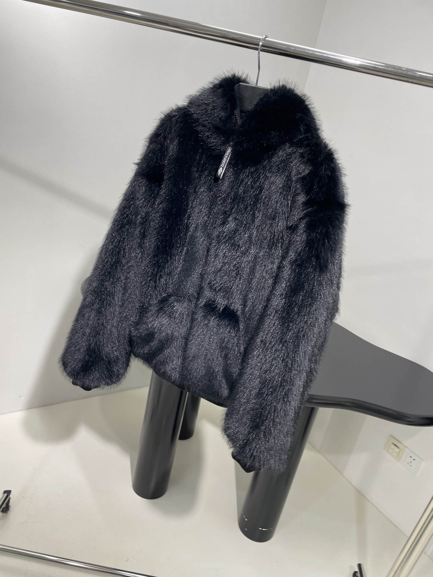 Customized Heat-Firing Skiwear with Green Fur and Iconic Zipper Embroidery - 图片 2