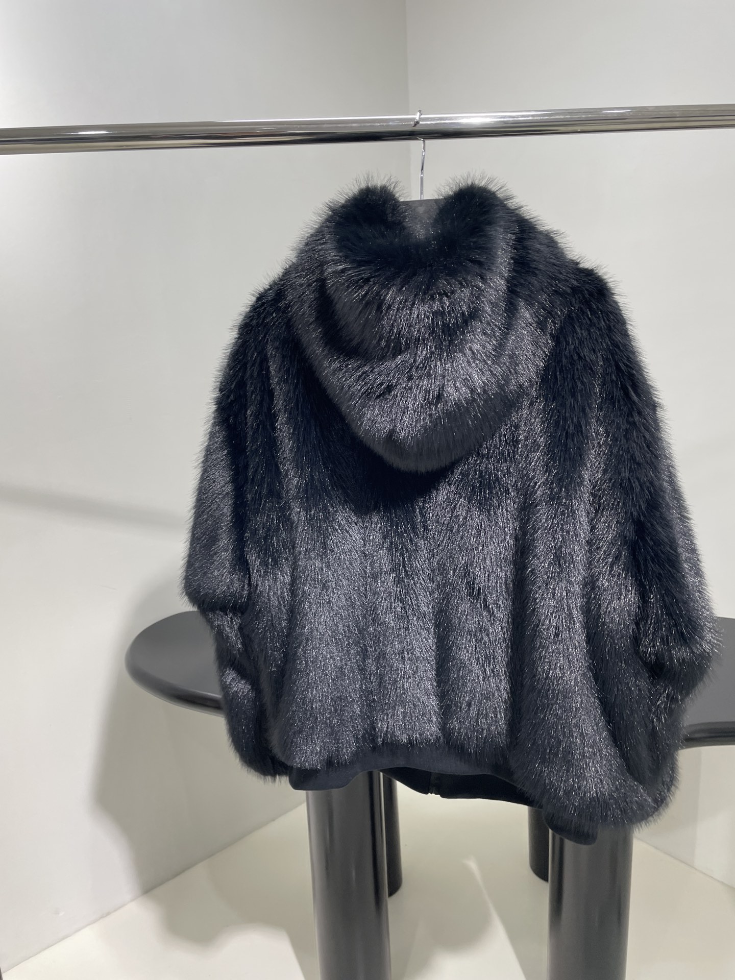 Customized Heat-Firing Skiwear with Green Fur and Iconic Zipper Embroidery - 图片 4