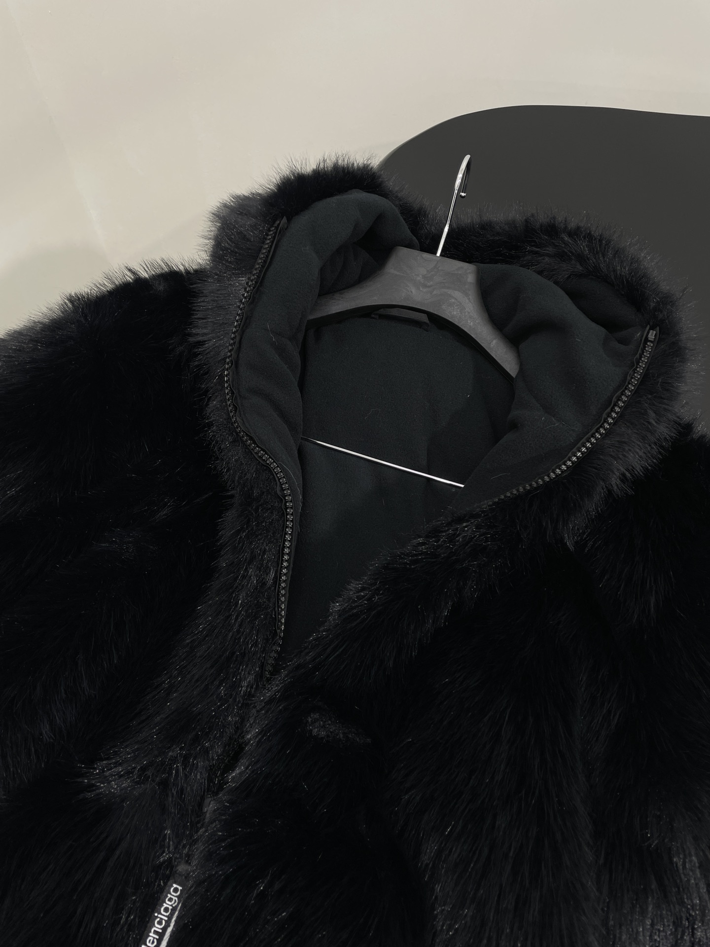 Customized Heat-Firing Skiwear with Green Fur and Iconic Zipper Embroidery - 图片 9