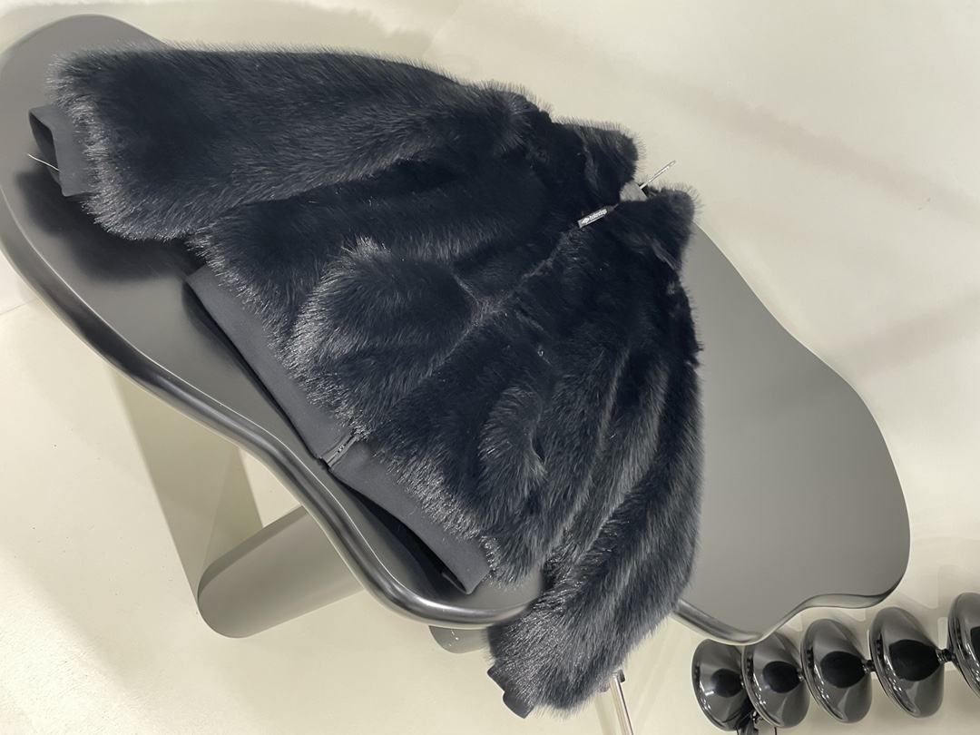 Customized Heat-Firing Skiwear with Green Fur and Iconic Zipper Embroidery - 图片 7