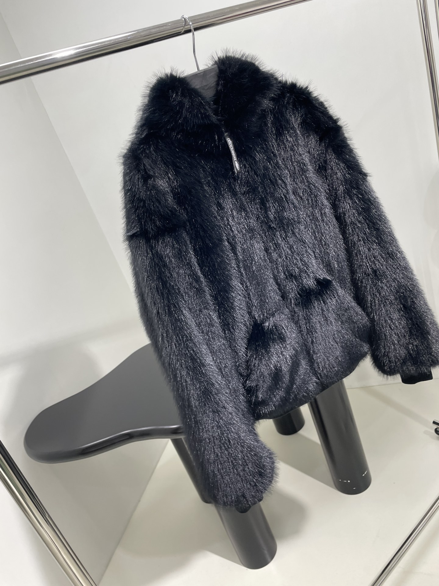 Customized Heat-Firing Skiwear with Green Fur and Iconic Zipper Embroidery - 图片 3