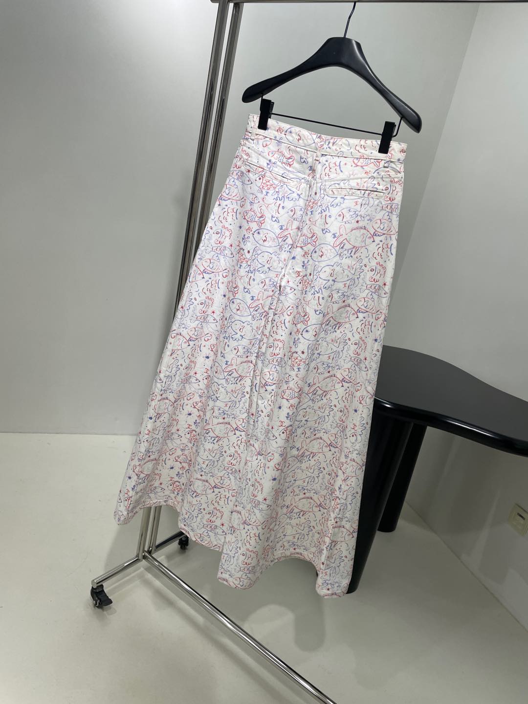 小香25早春新品，度假海边印花阔腿喇叭牛仔裤
复古做白洗水工艺
彩色琉璃质感纽扣，上身慵懒洒脱，气质女神