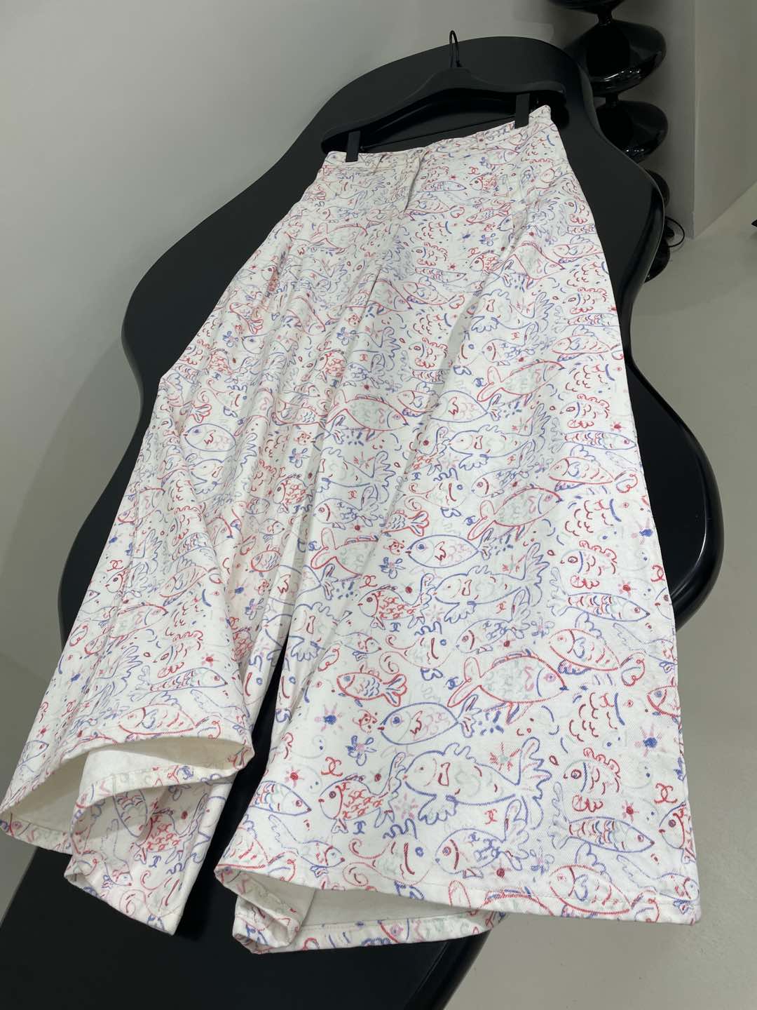 小香25早春新品，度假海边印花阔腿喇叭牛仔裤
复古做白洗水工艺
彩色琉璃质感纽扣，上身慵懒洒脱，气质女神