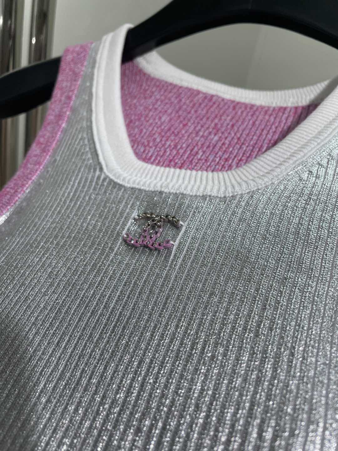 小香25早春新品，度假海边印花阔腿喇叭牛仔裤
复古做白洗水工艺
彩色琉璃质感纽扣，上身慵懒洒脱，气质女神