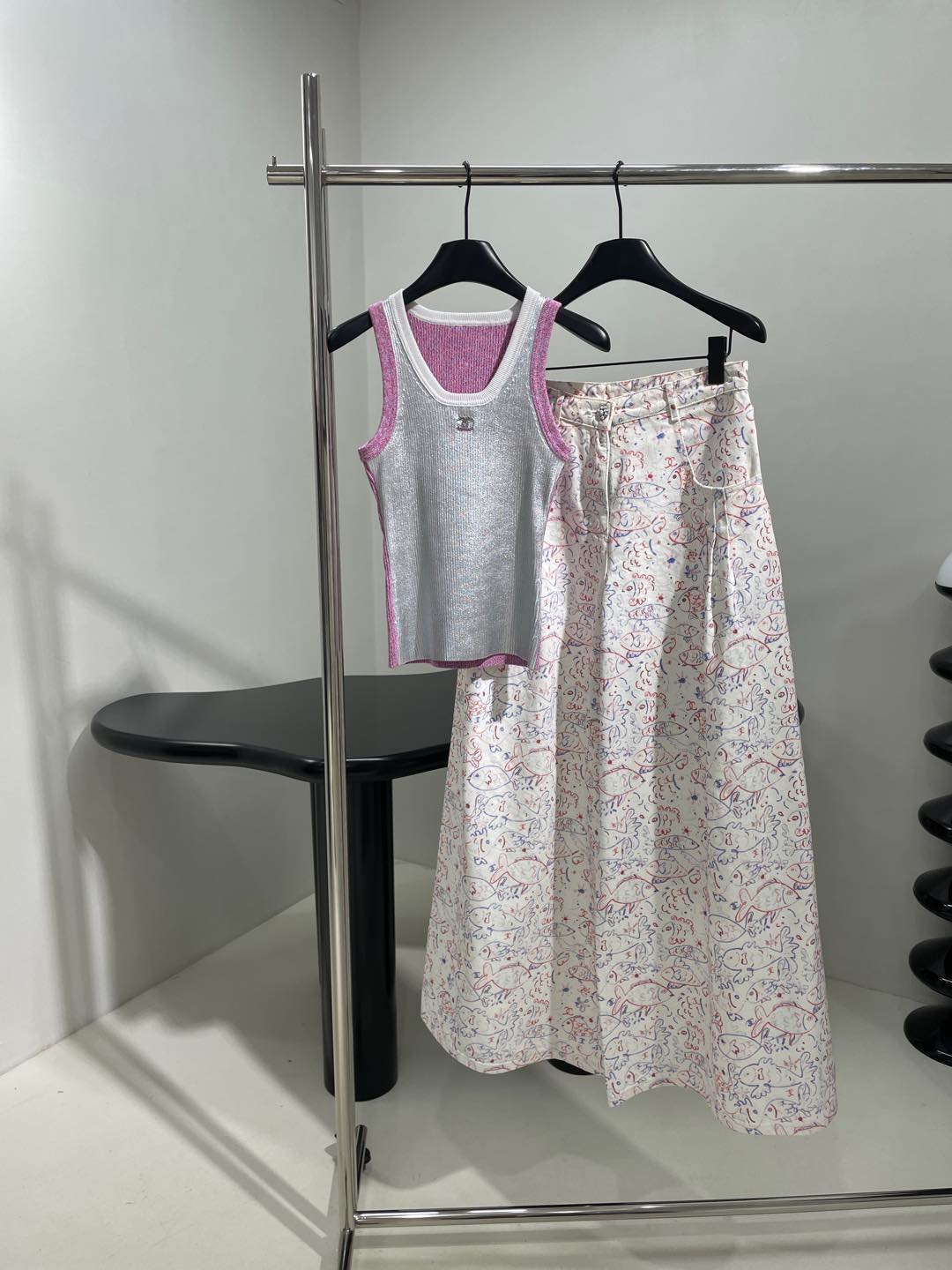 小香25早春新品，度假海边印花阔腿喇叭牛仔裤
复古做白洗水工艺
彩色琉璃质感纽扣，上身慵懒洒脱，气质女神
