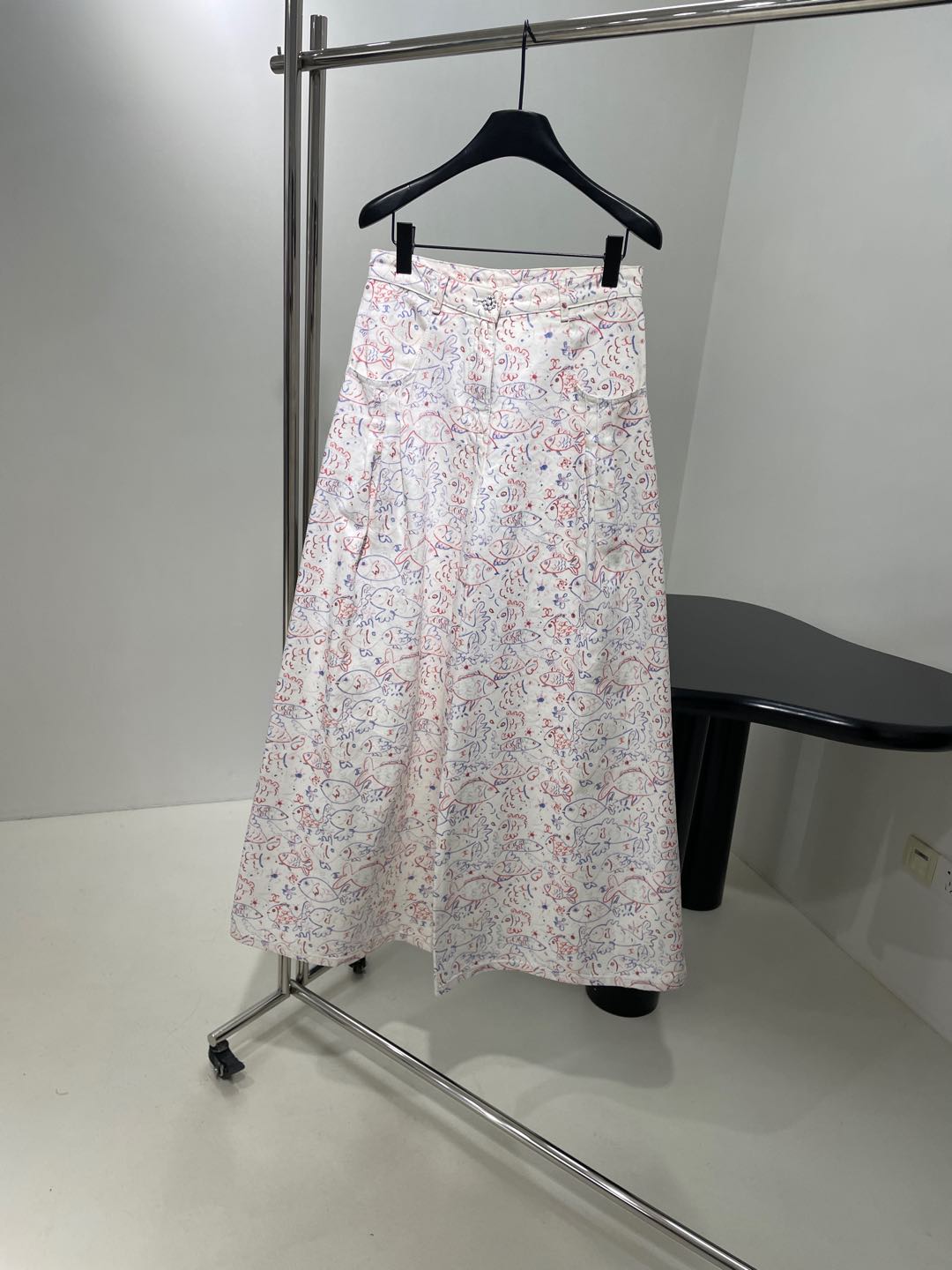 小香25早春新品，度假海边印花阔腿喇叭牛仔裤
复古做白洗水工艺
彩色琉璃质感纽扣，上身慵懒洒脱，气质女神