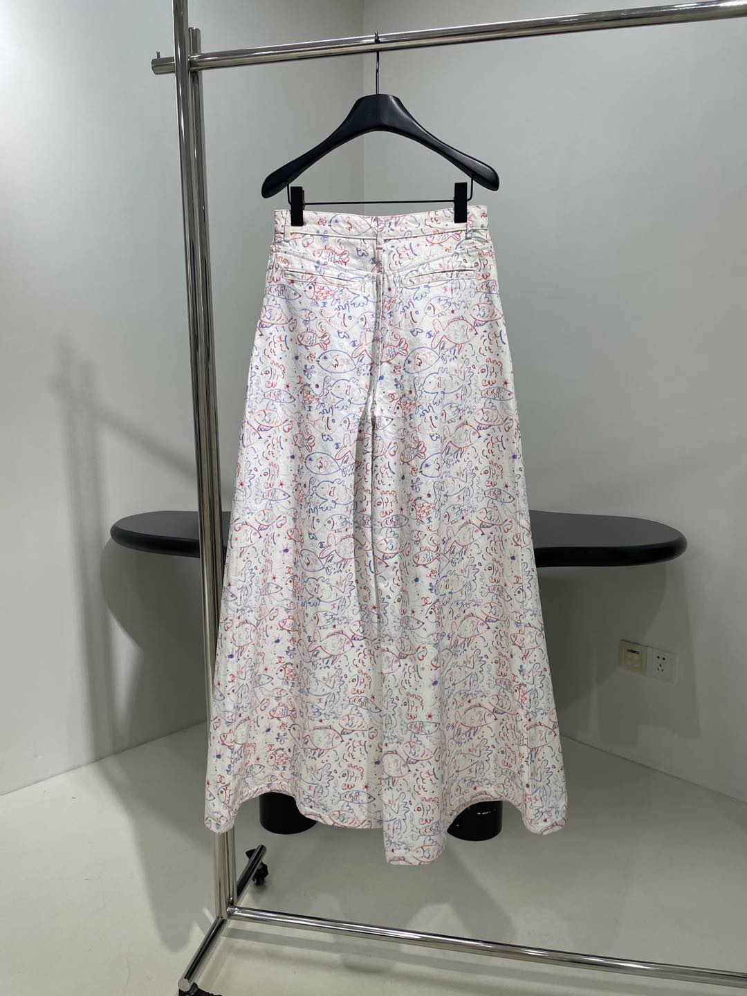 小香25早春新品，度假海边印花阔腿喇叭牛仔裤
复古做白洗水工艺
彩色琉璃质感纽扣，上身慵懒洒脱，气质女神