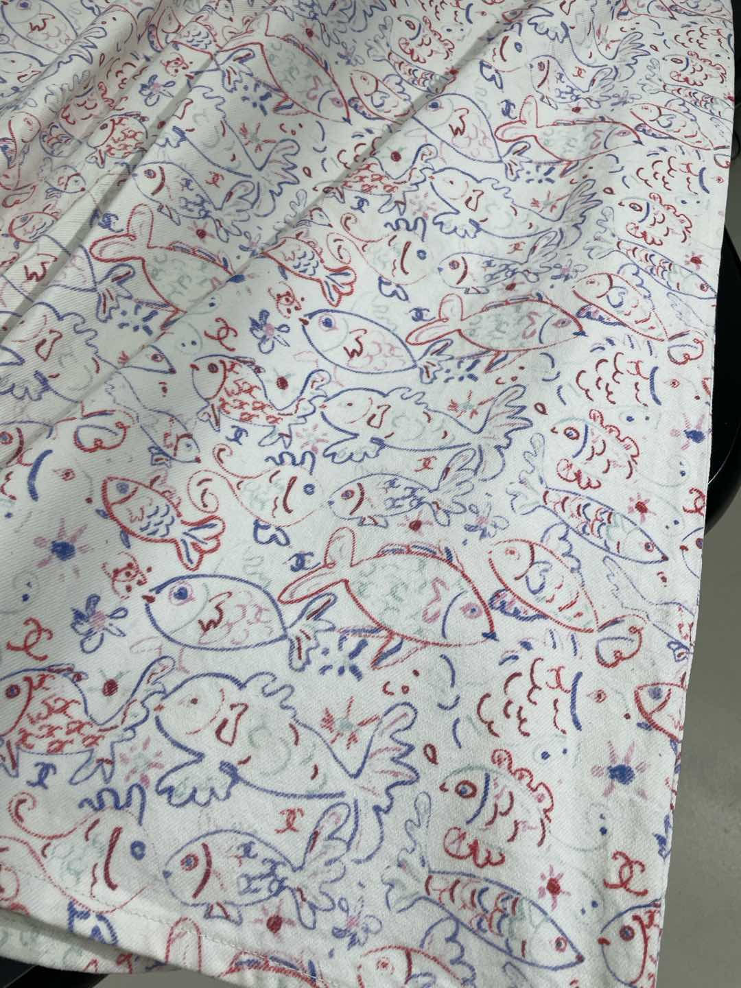 小香25早春新品，度假海边印花阔腿喇叭牛仔裤
复古做白洗水工艺
彩色琉璃质感纽扣，上身慵懒洒脱，气质女神