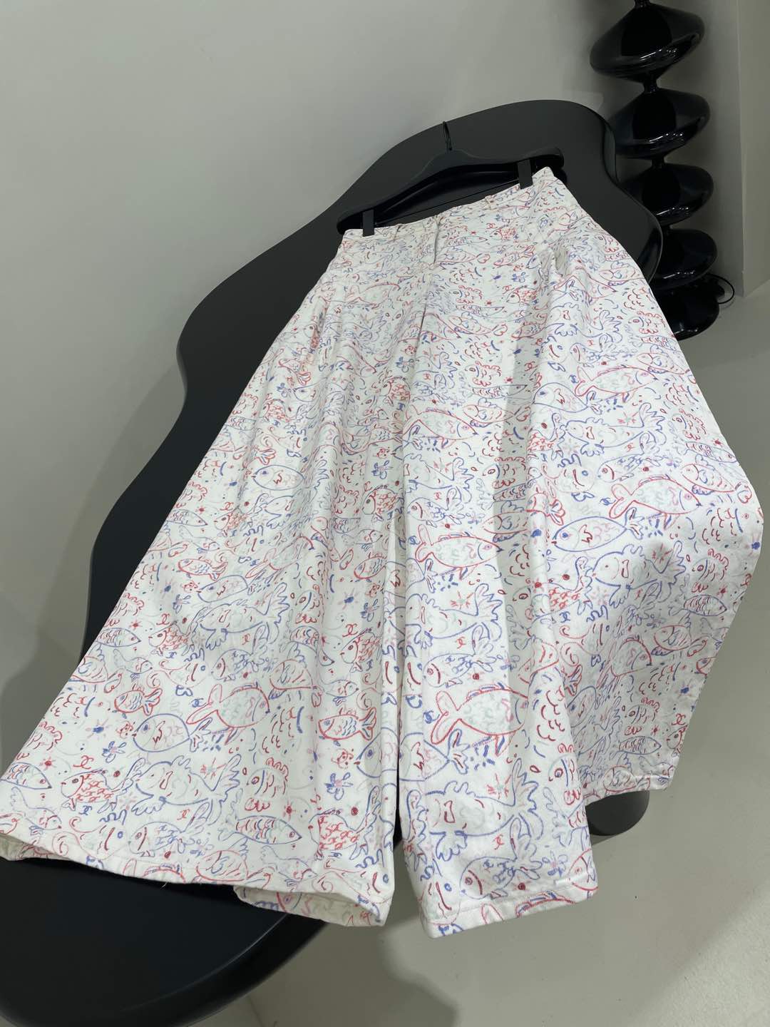 小香25早春新品，度假海边印花阔腿喇叭牛仔裤
复古做白洗水工艺
彩色琉璃质感纽扣，上身慵懒洒脱，气质女神