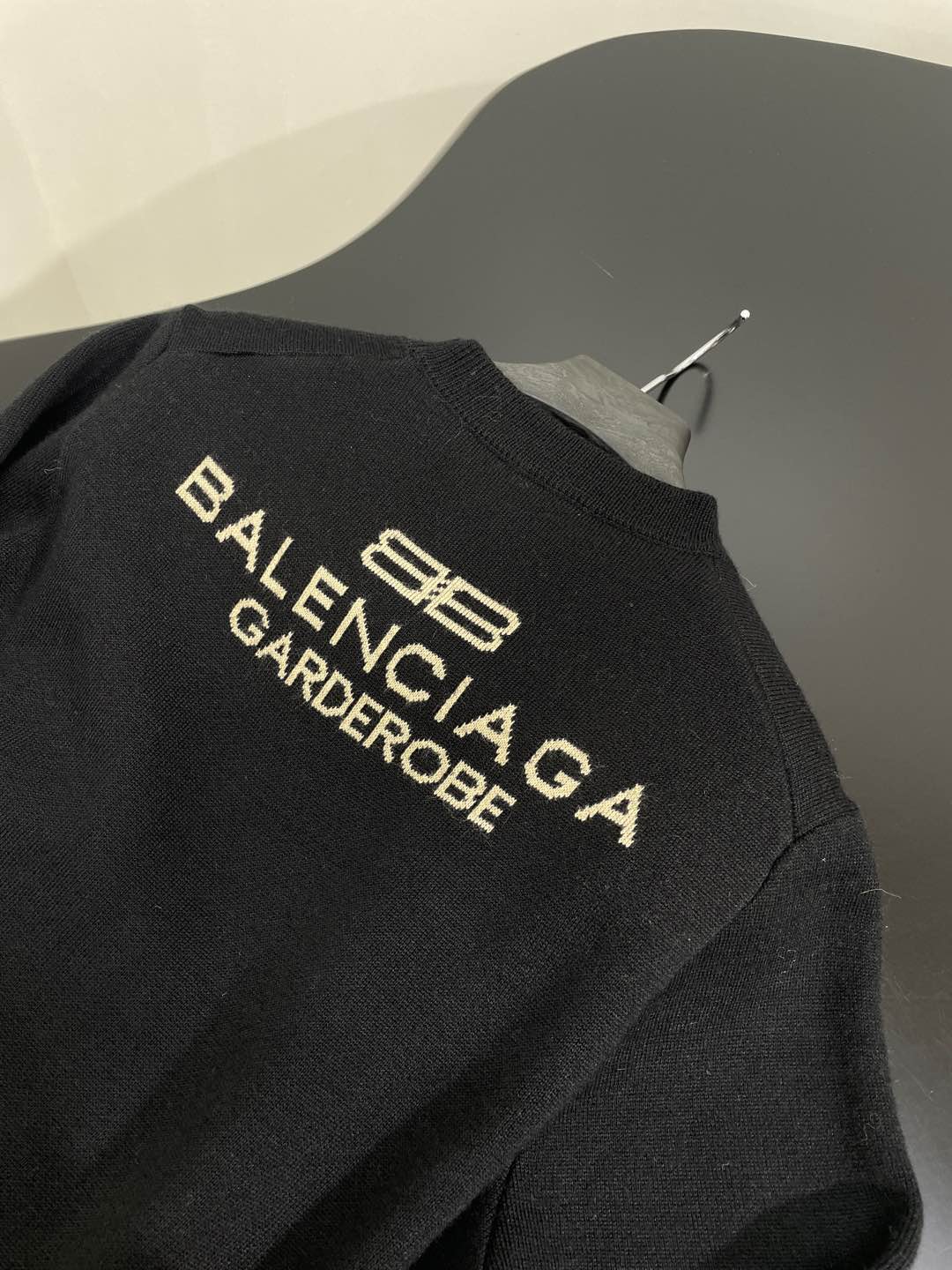 𝐵𝑎𝑙𝑒𝑛𝑐𝑖𝑎𝑔*新品黑色羊毛针织圆领针织衫
落肩设计 下摆袖口松紧设计
正面和背面饰以BB 提花艺术
